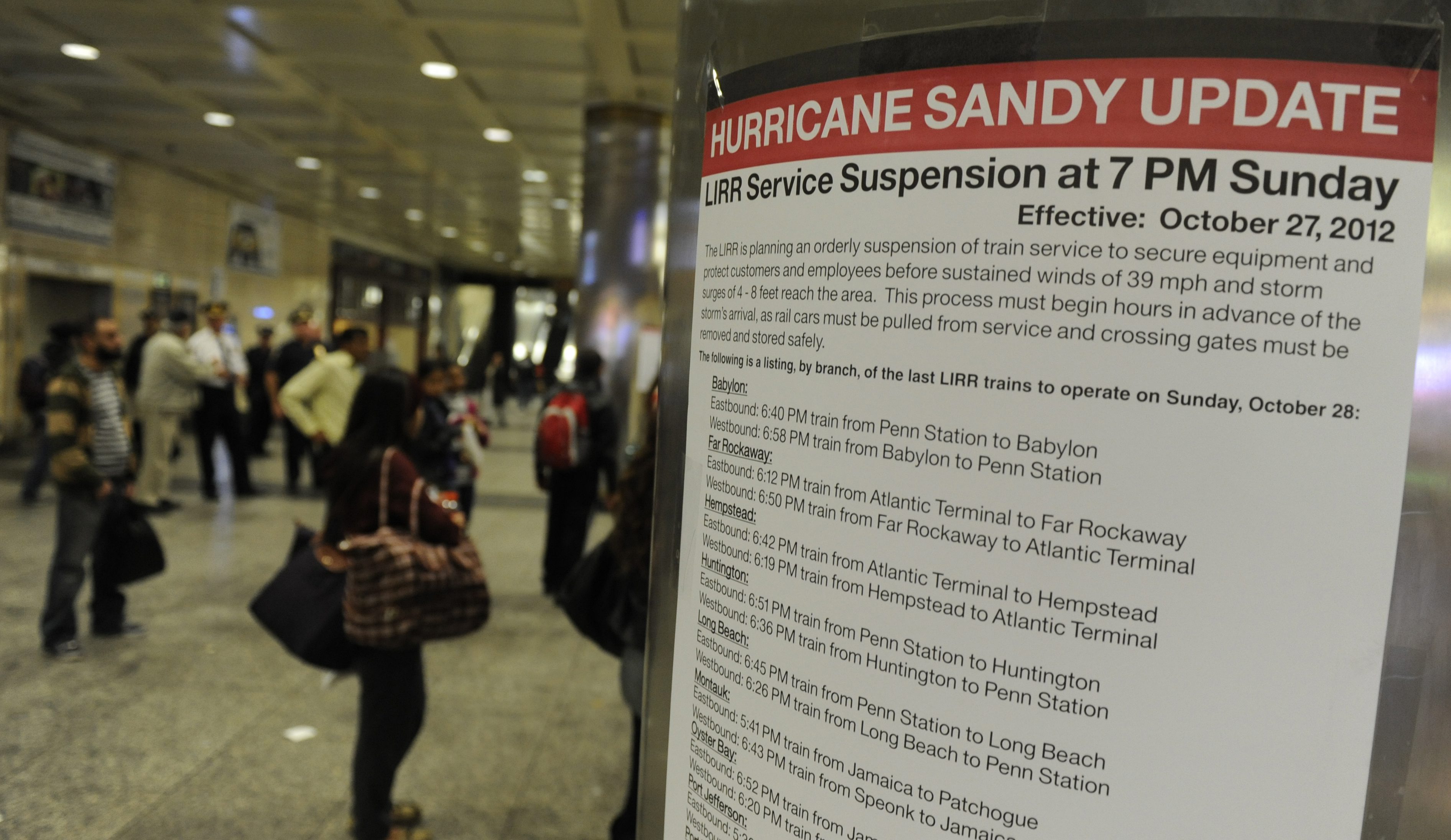 Предупреждение за урагана на Пен Стейшън в Ню Йорк. Пътниците чакат последния влак