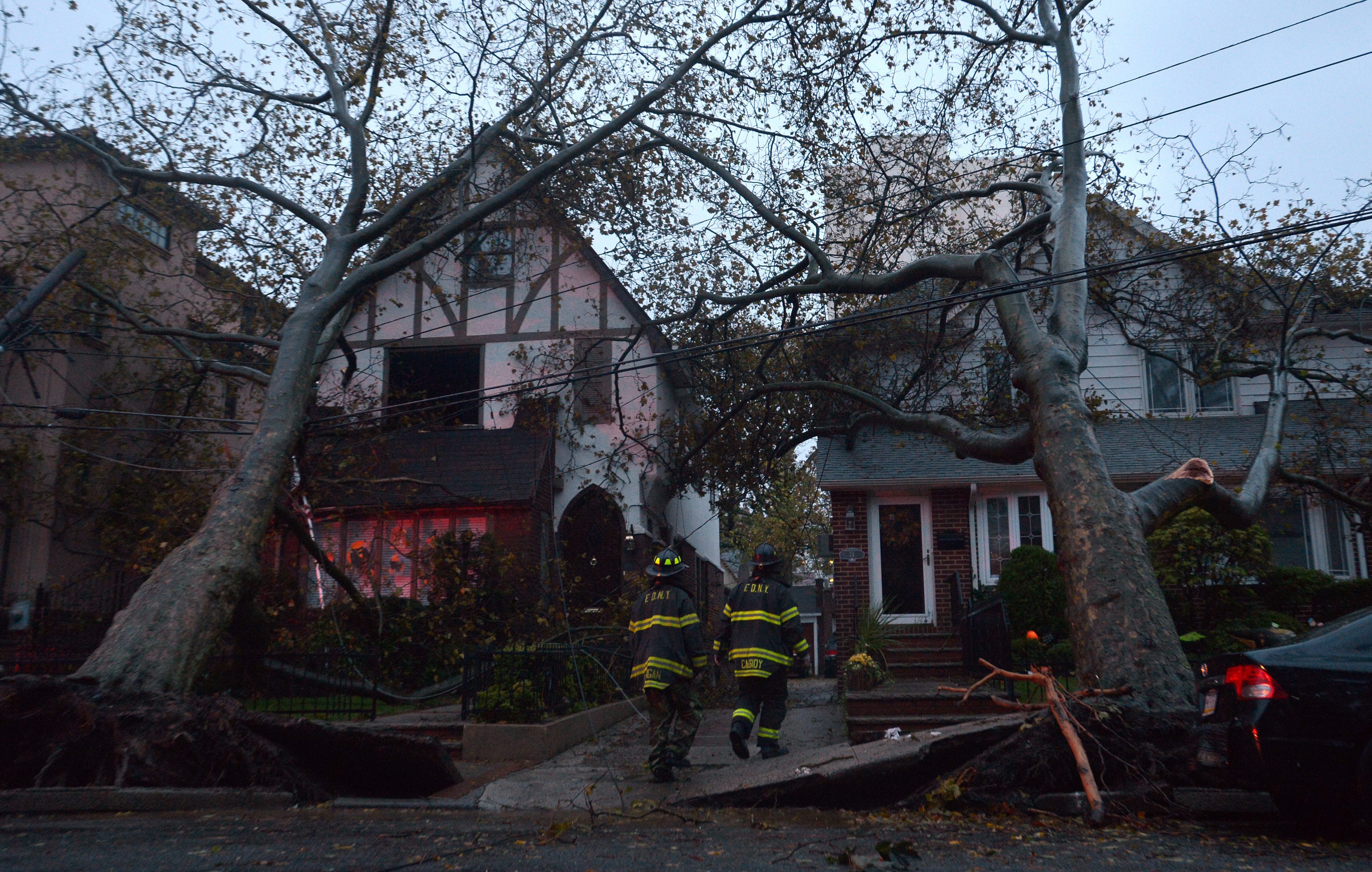 Къщи в Ню йорк ударени от паднали дървета вследствие на урагана Санди