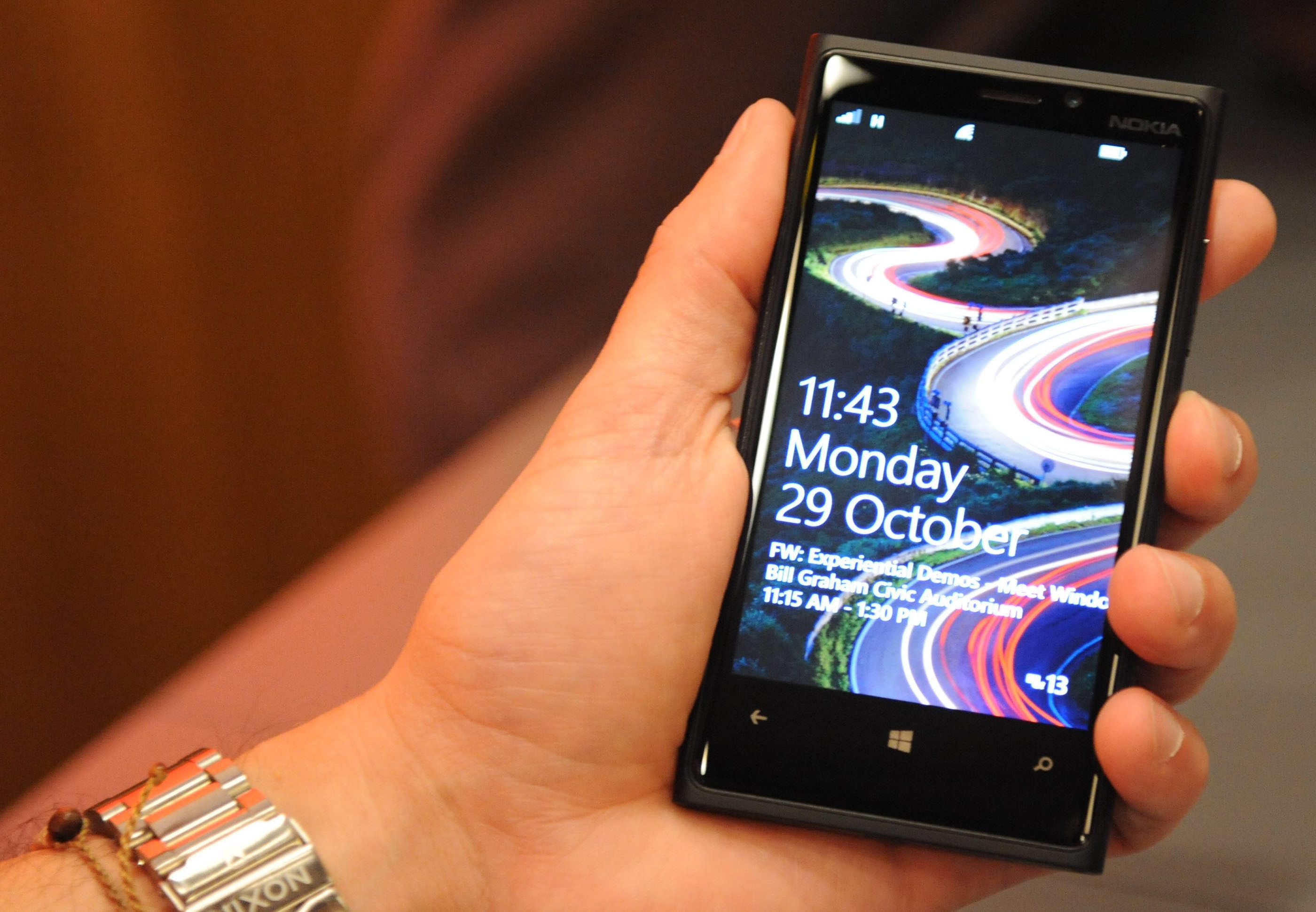 Смартфон с Windows Phone 8