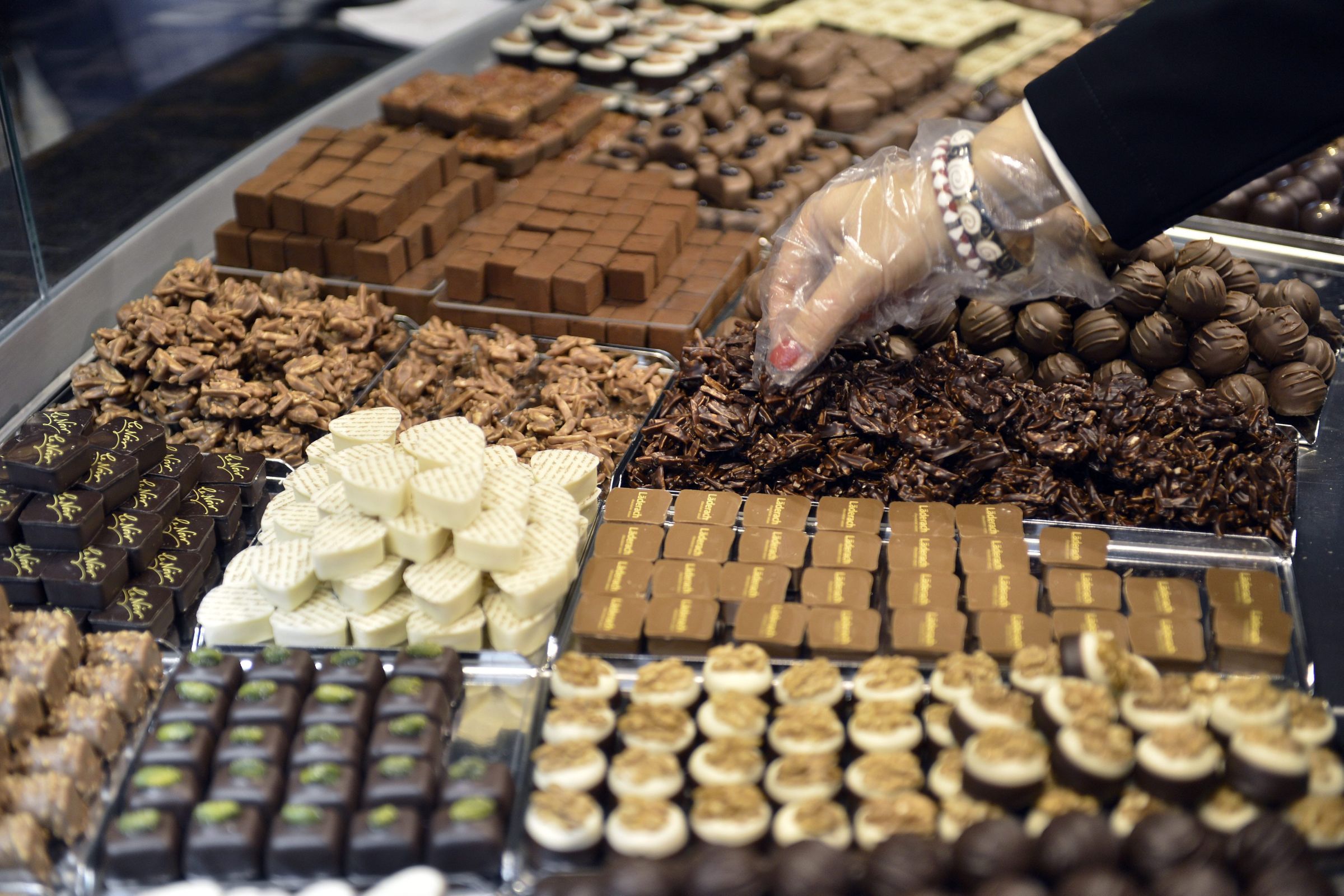 Производит сладости. Продукция кондитерской фабрики. Шоколадные изделия. Шоколадная фабрика. Украинские шоколадные конфеты.