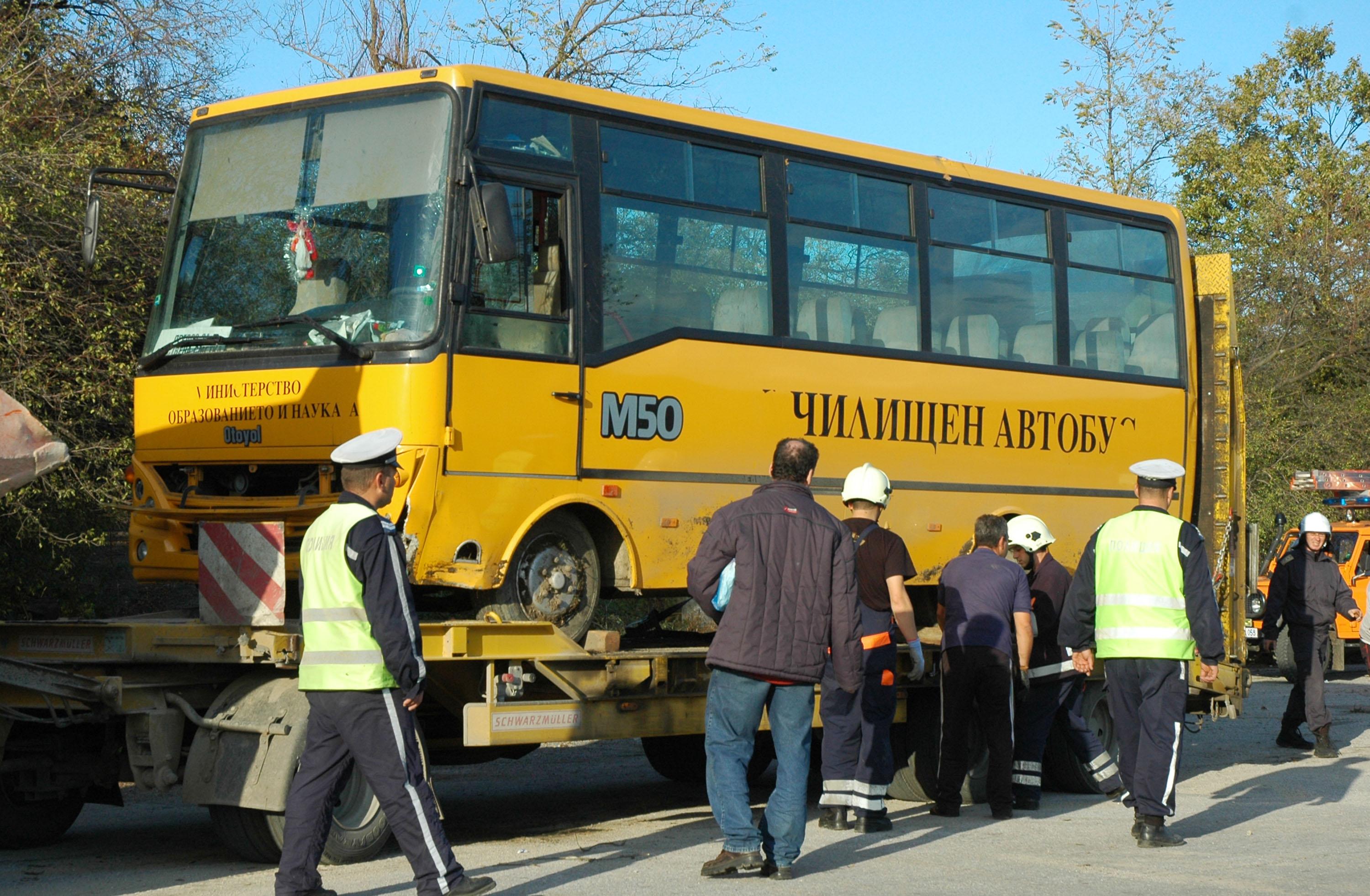Автобус с 28 учители и 2 деца се обърна край Боженци