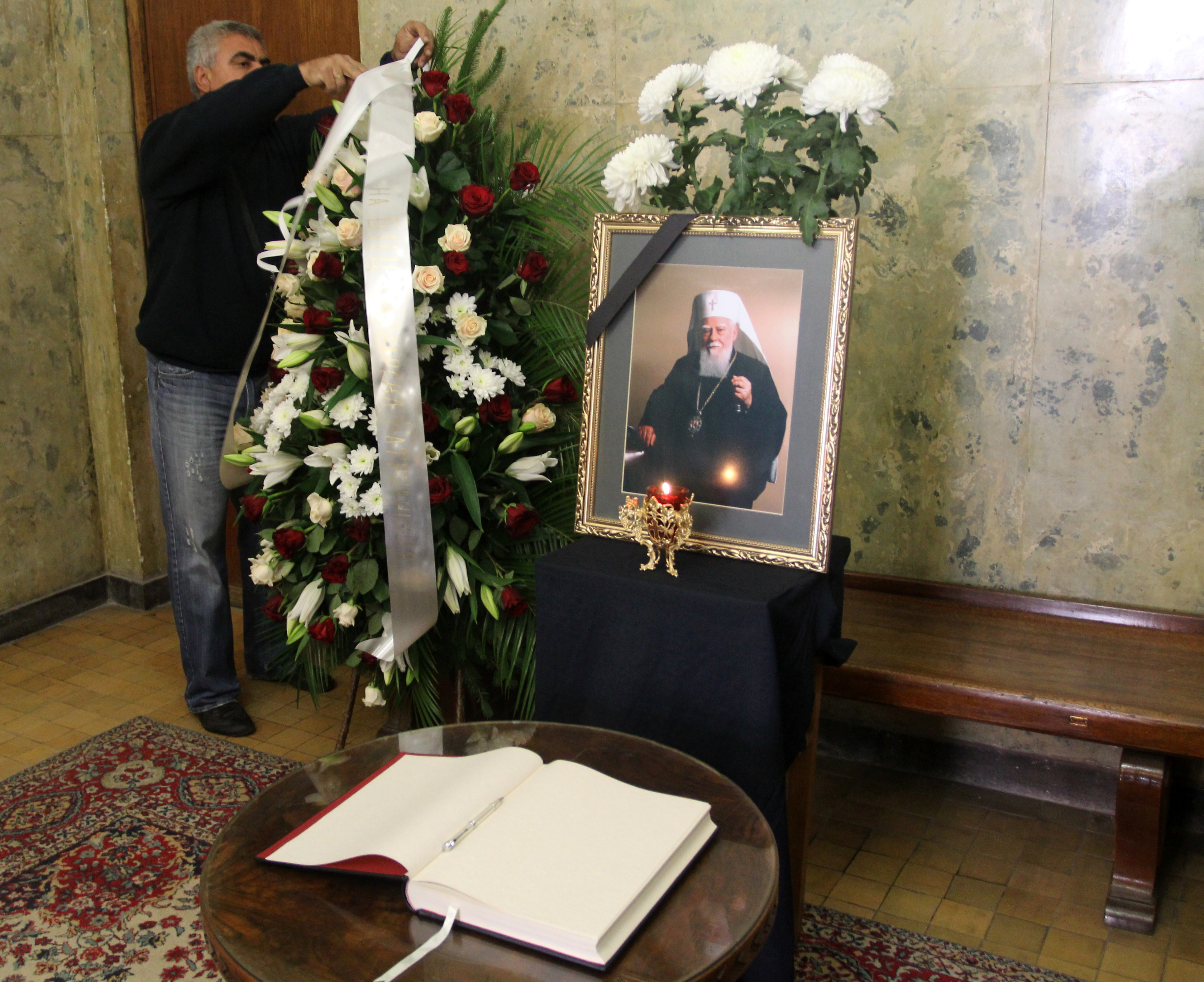 Смъртта на патриарха събра митрополитите. Вярващи се стекоха в църквите
