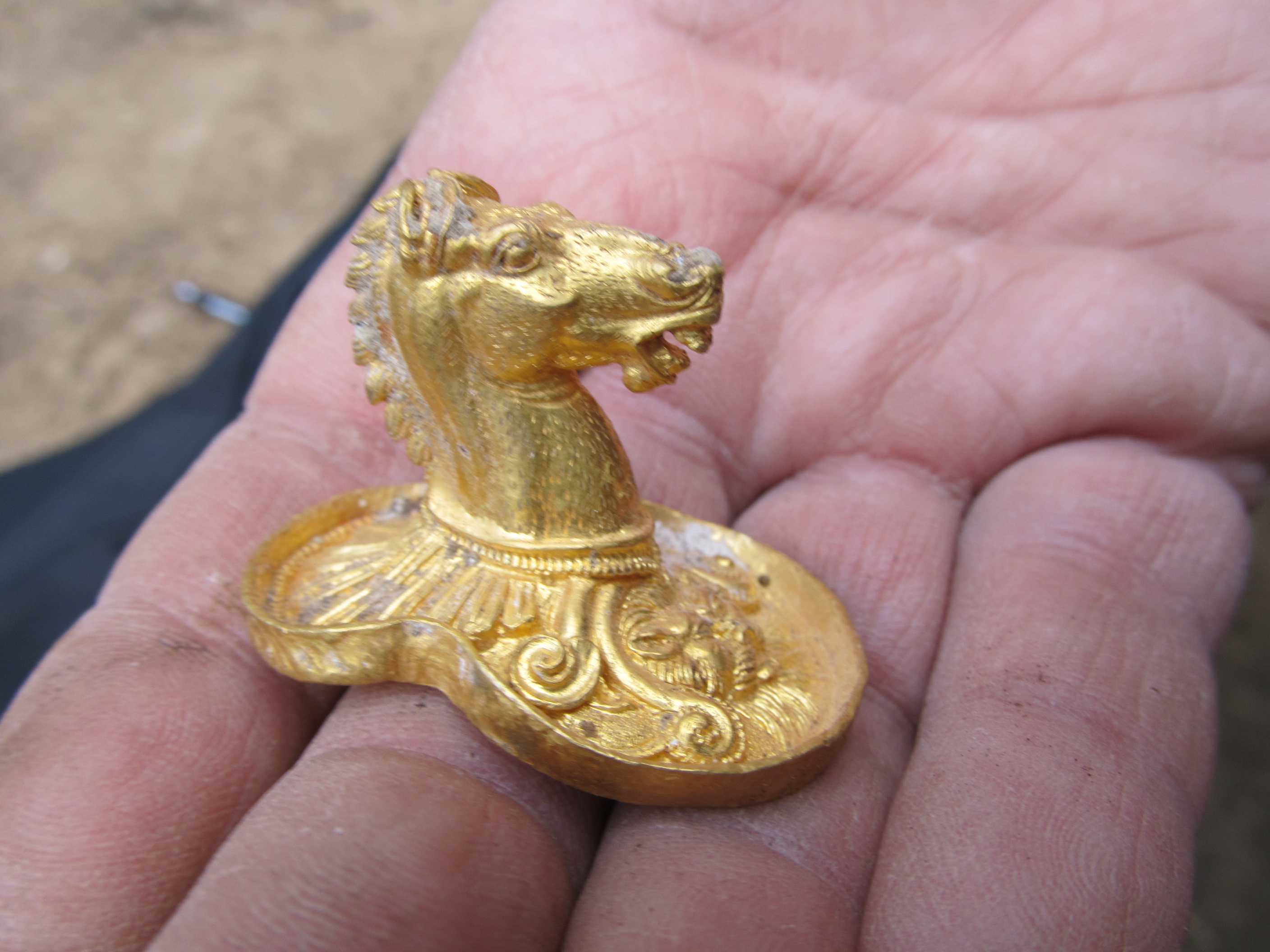 Археолози откриха златно съкровище край Свещари