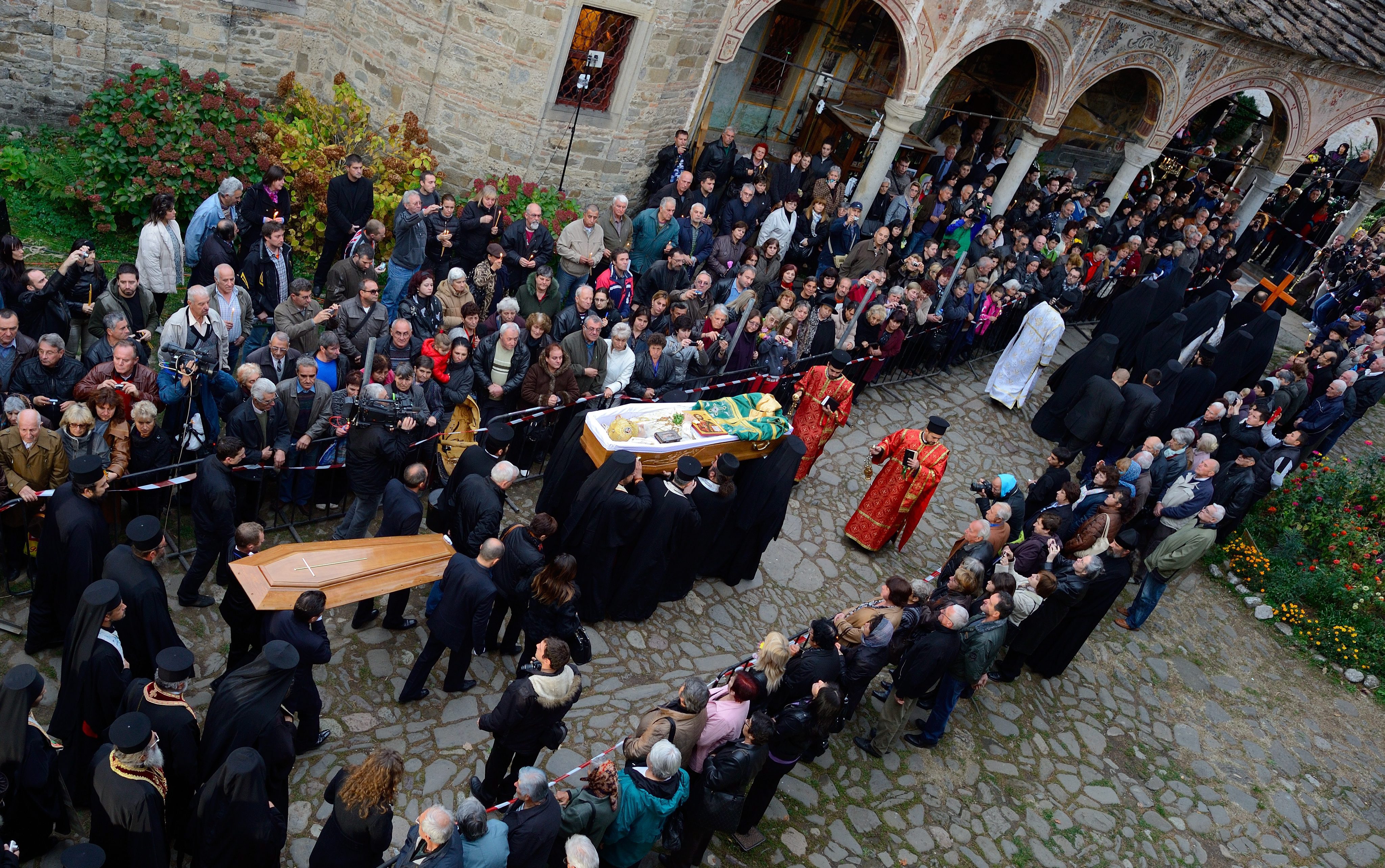 Стотици миряни се събраха в Троянския манастир за погребението на патриарха