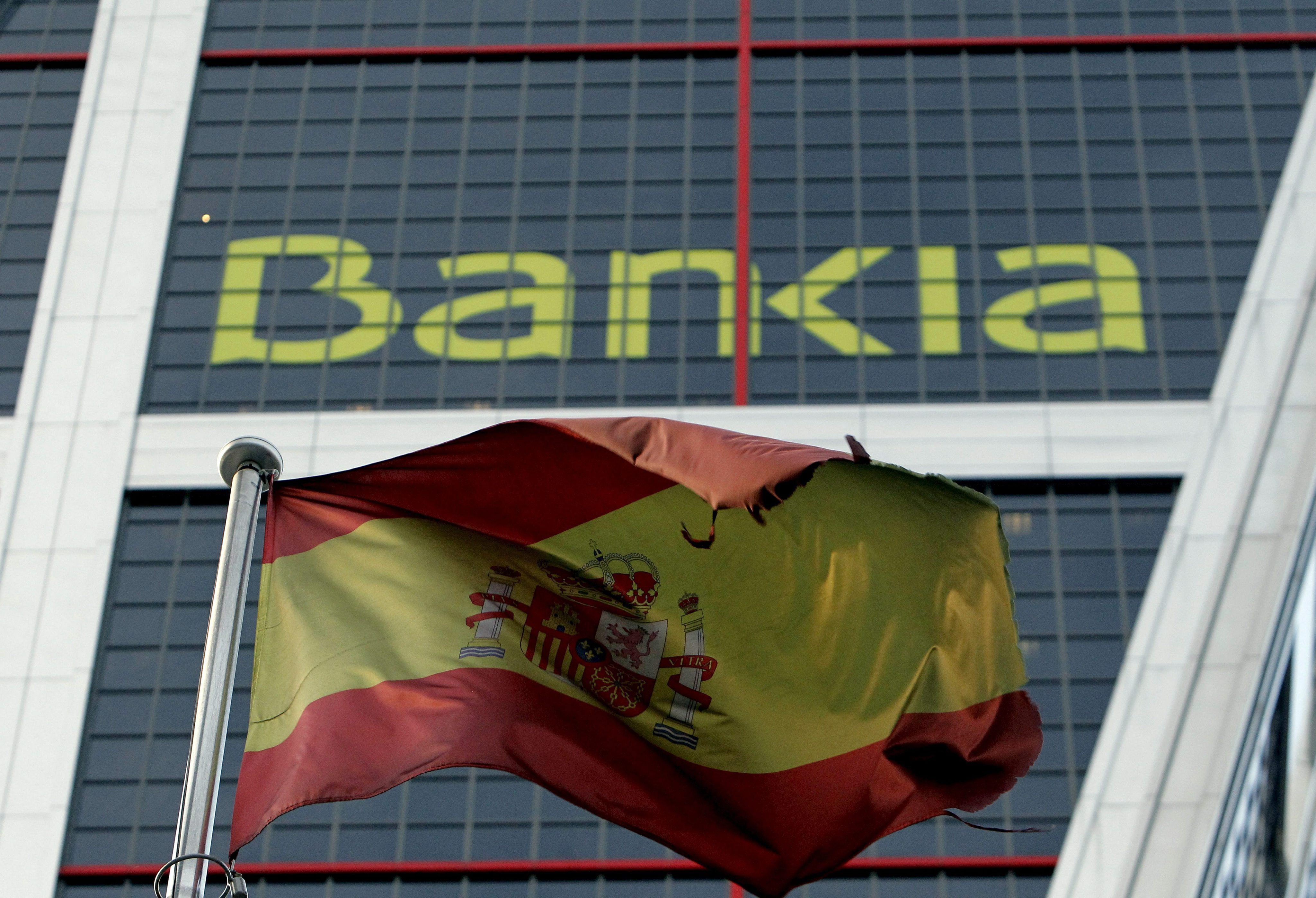 Удар по банкови акционери в Испания