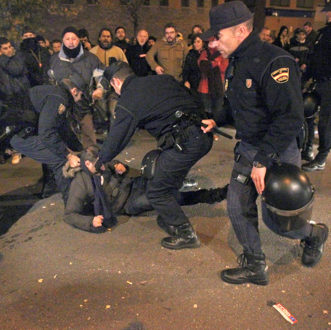 В Мадрид полицията използва палки срещу стотици младежи