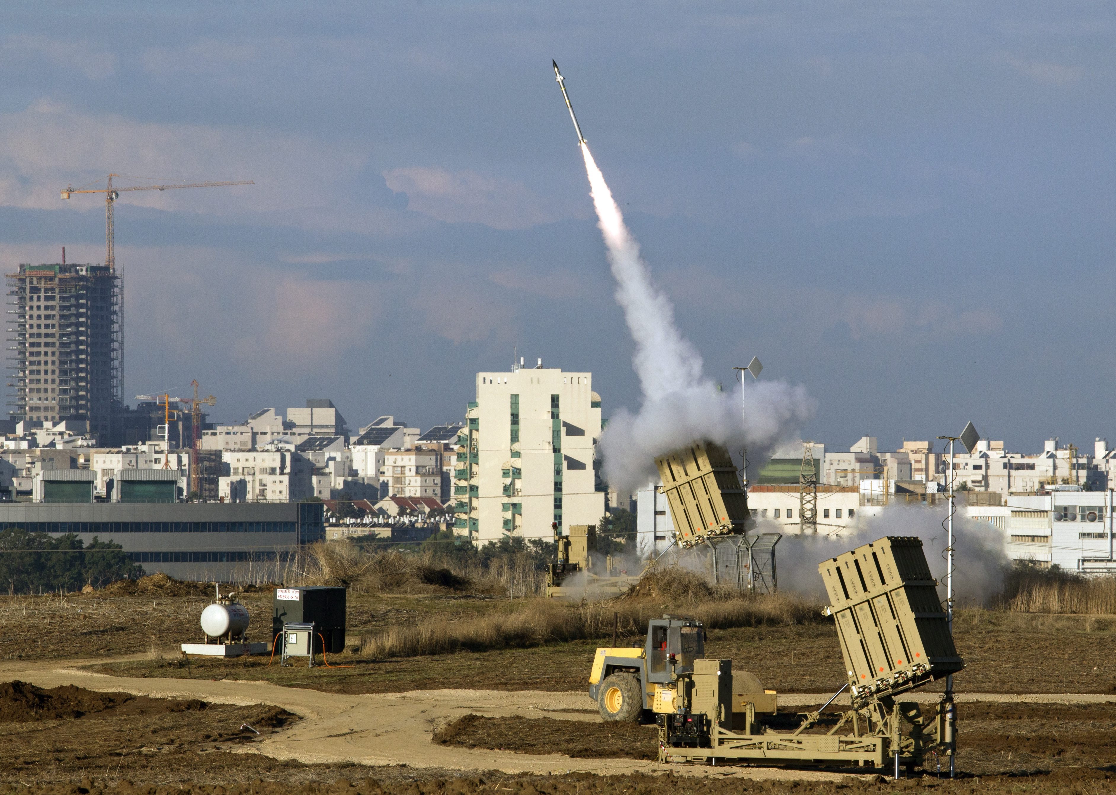 Израел обяви мобилизация, придвижва армията си към Газа