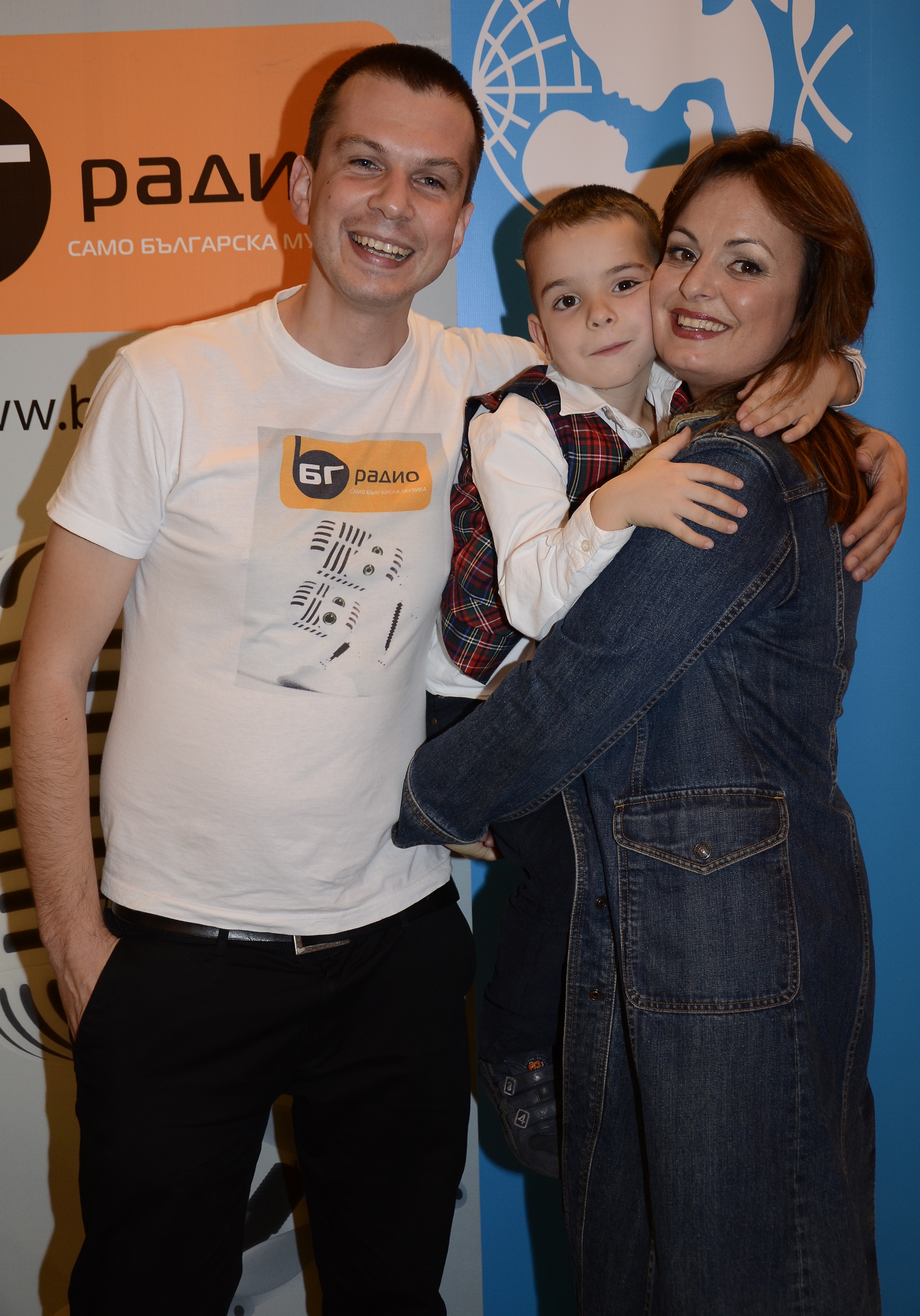 Мариана Векилска със сина си Момчил и водещият на ”Любими песни за любими хора” Наско