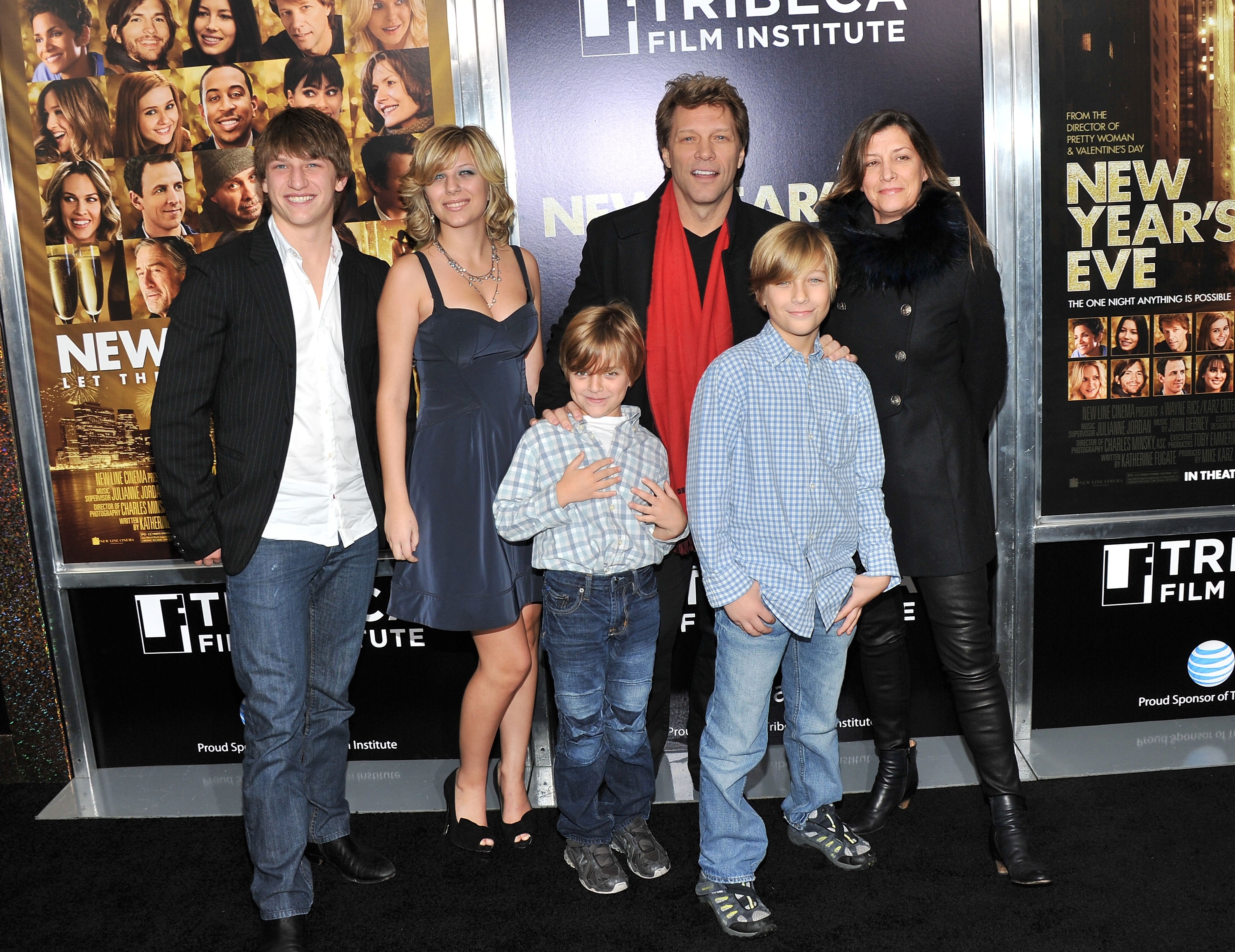Джон Бон Джови и съпругата му с децата им Стефани Роуз, Джеси Джеймс Луис, Джейкъб Хърли и Ромео Джон.