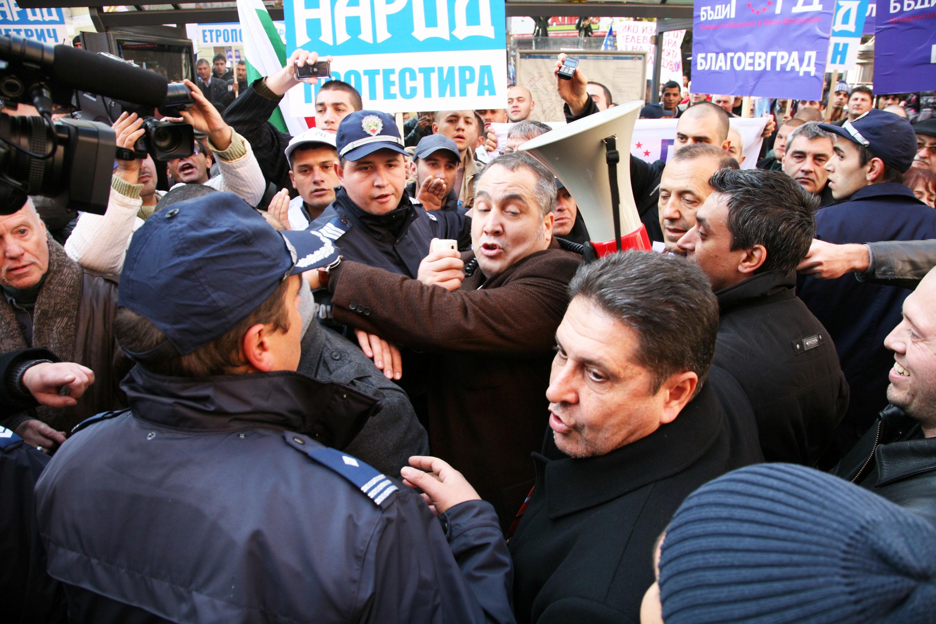Стигна се до сблъсъци между евродепутата и неговите хора с полицията