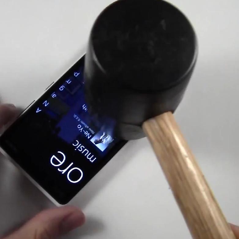 Може ли Nokia Lumia 920 да оцелее след удар с чук по екрана?