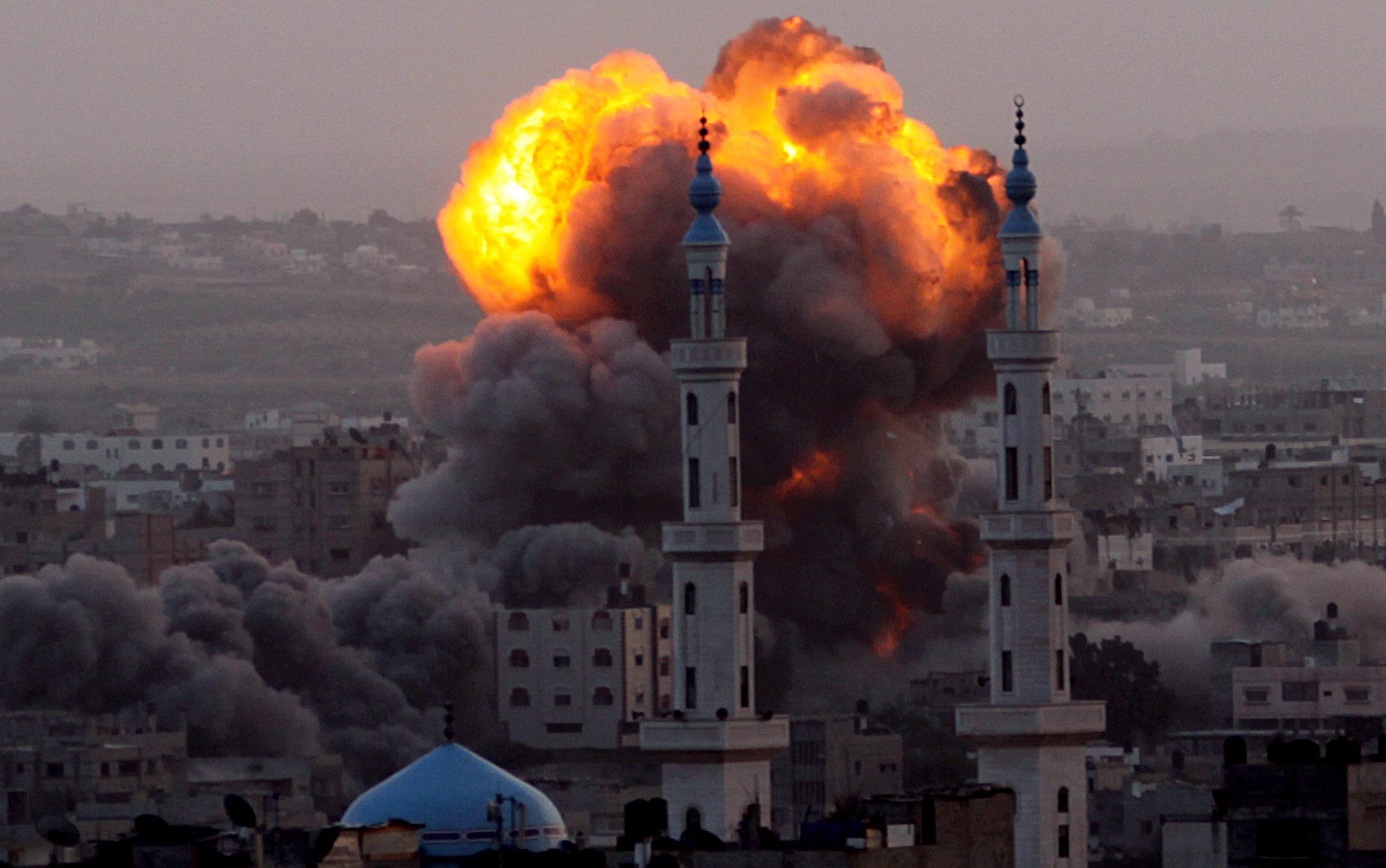 Огнено кълбо след израелска ракетна атака