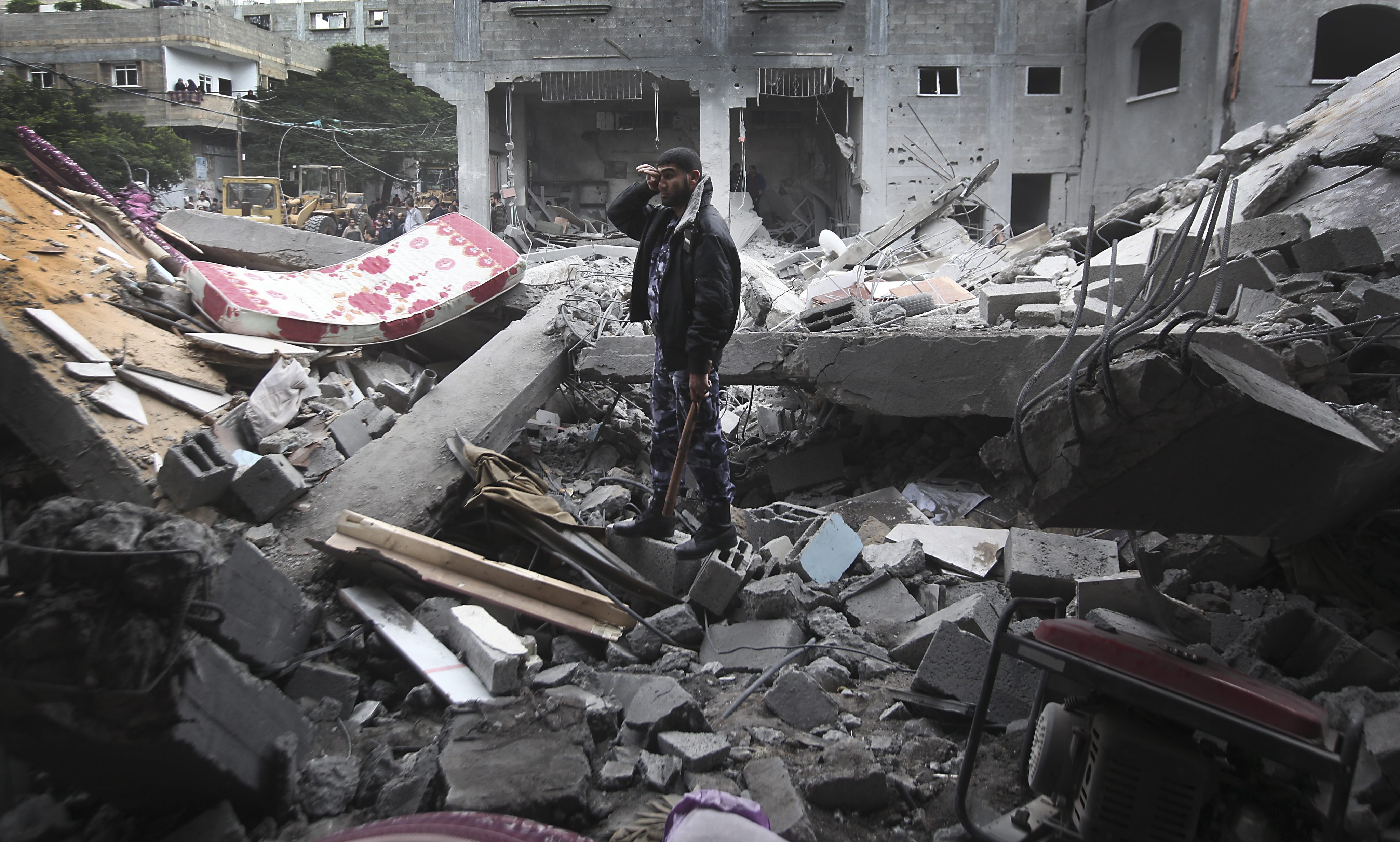 Палестинец търси жертви сред останките от разрушена сграда