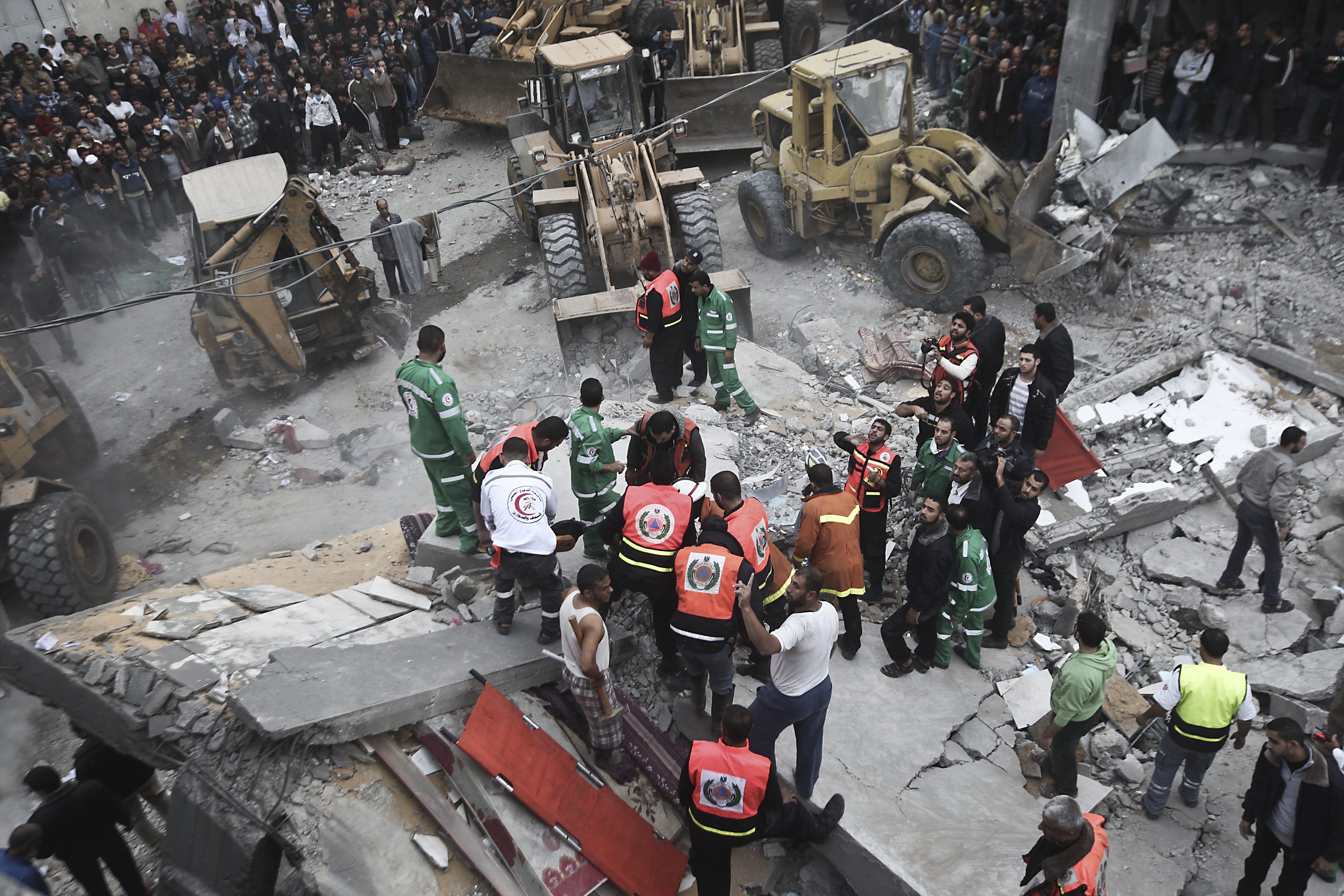 Спасители изнасят пострадалите при разрушени постройки в Газа