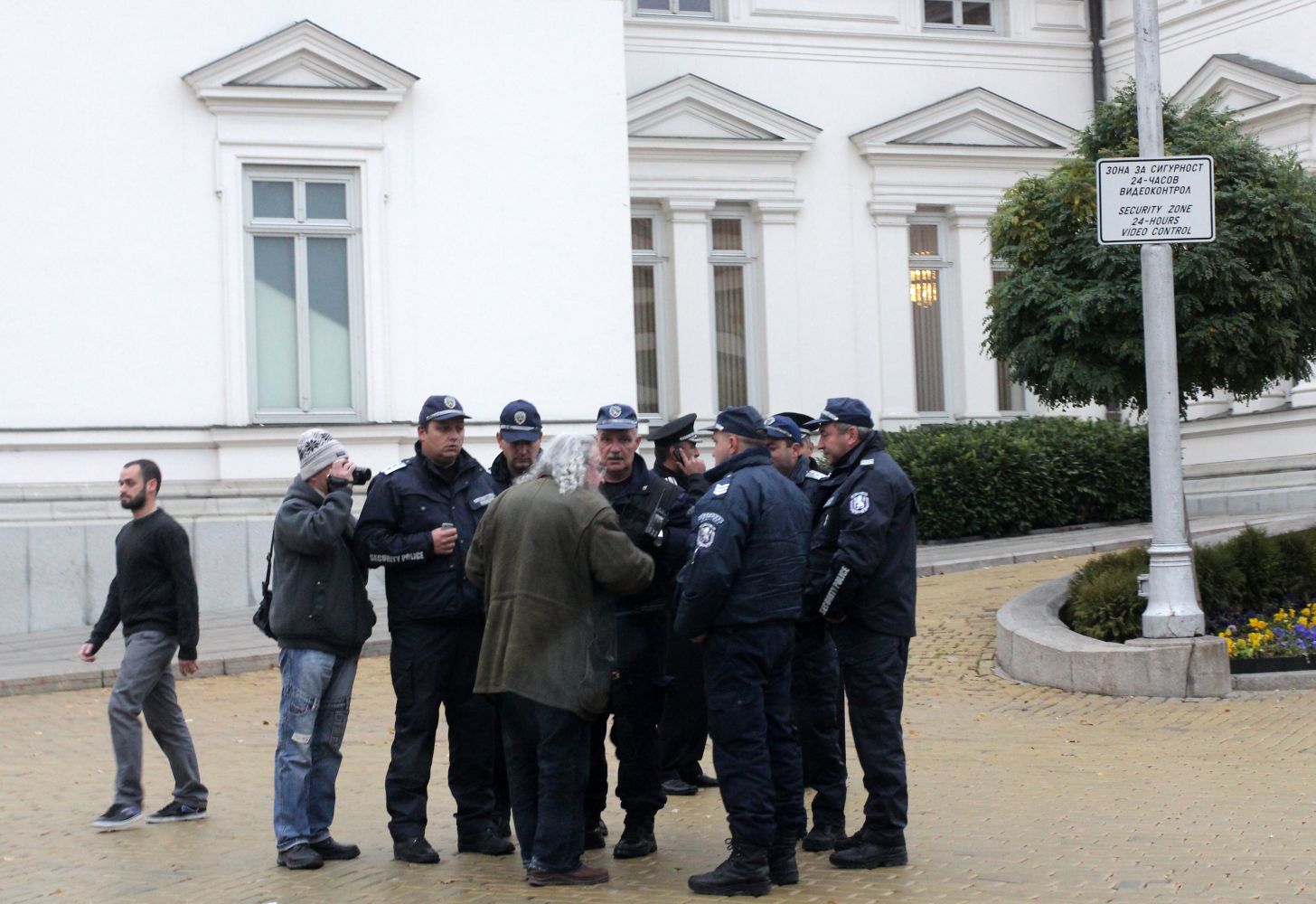 Арестуваха Николай Колев-Босия за хвърлен домат по парламента