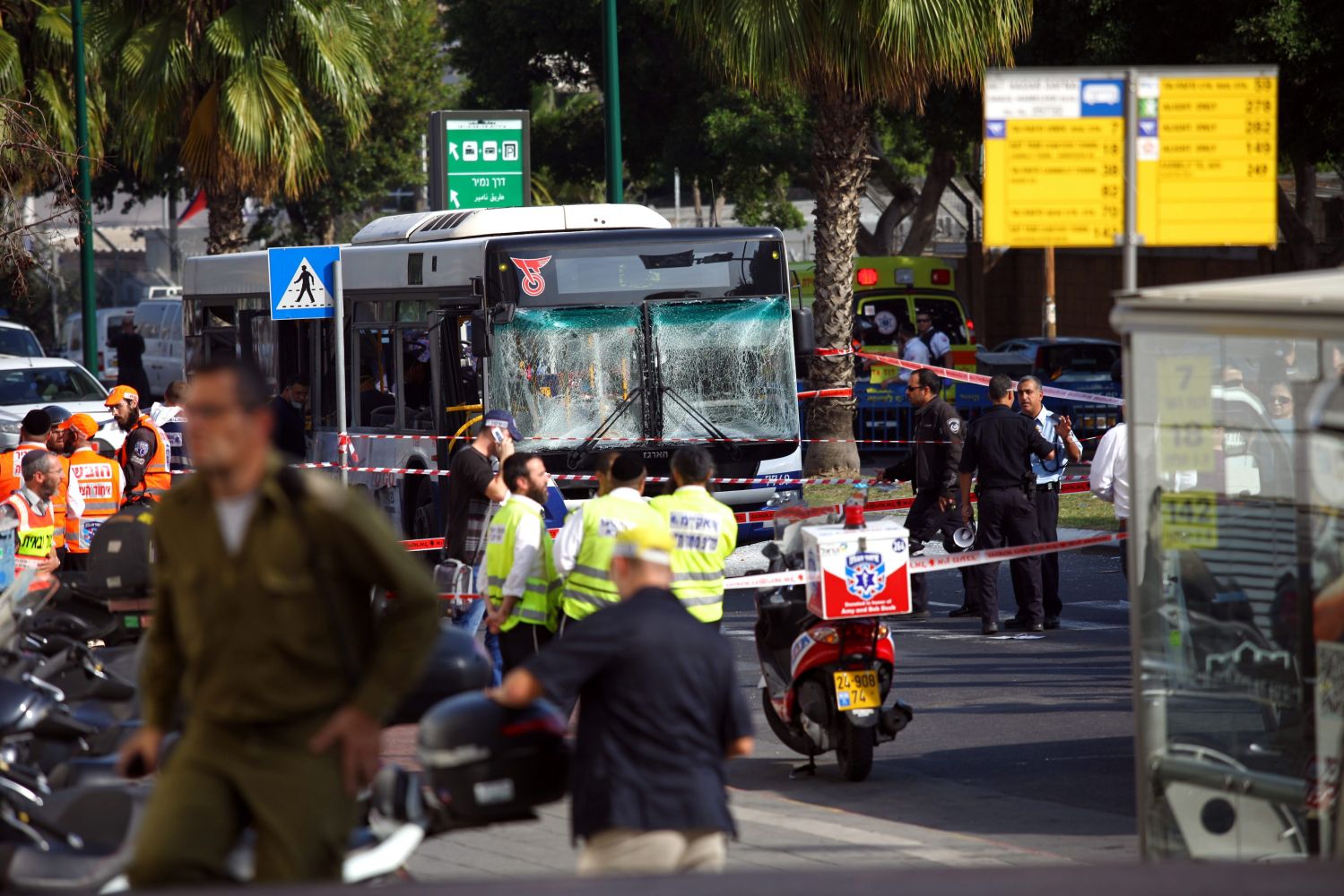 Палестинци взривиха автобус в Тел Авив, десетки пострадаха