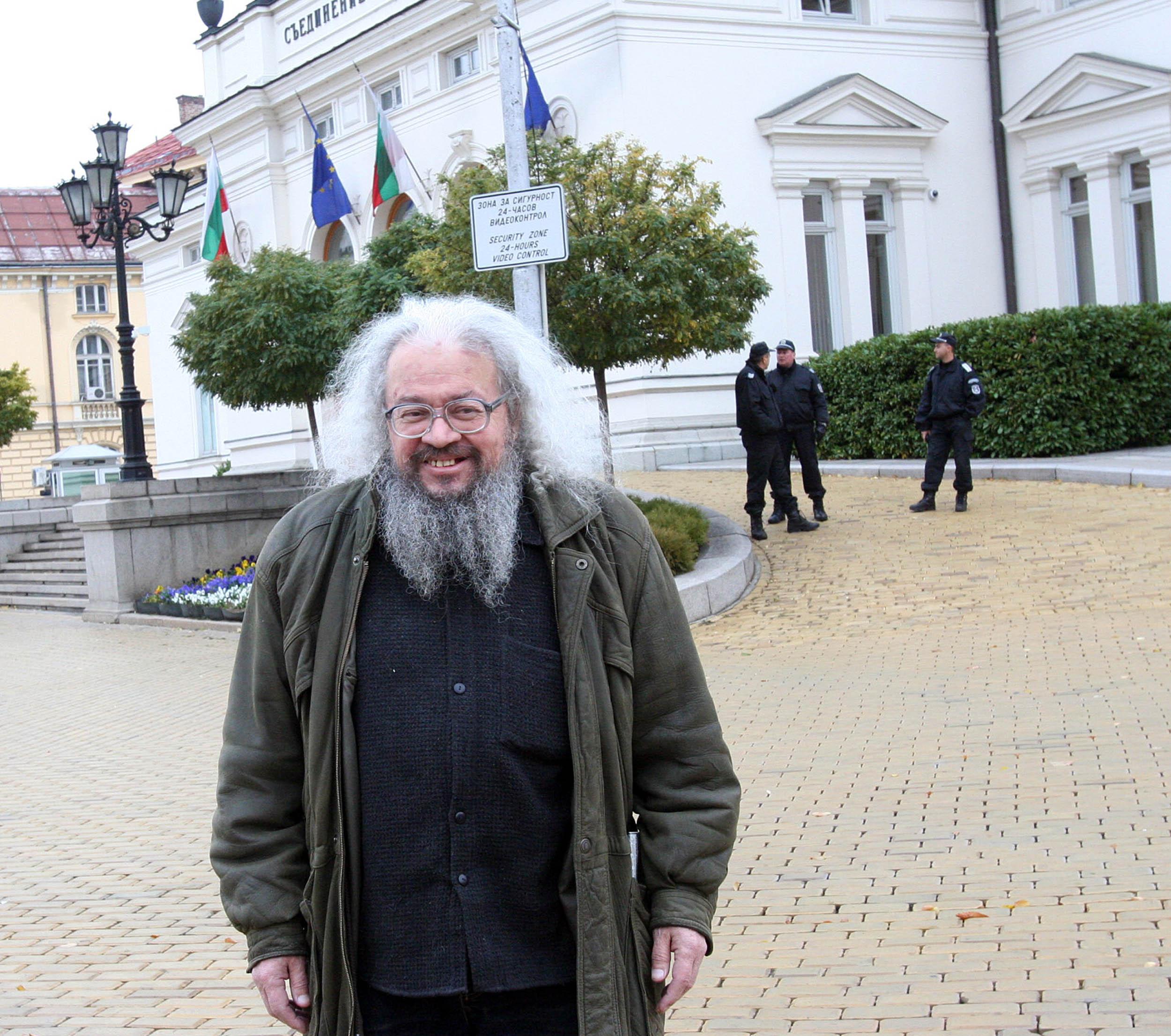 Колев, по-известен като ”Босия”, хвърли домат по парламента