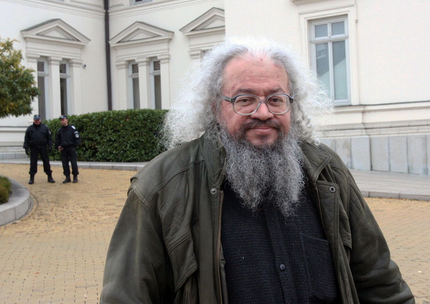 Николай Колев-Босия пак задържан за хвърлени домати по НС
