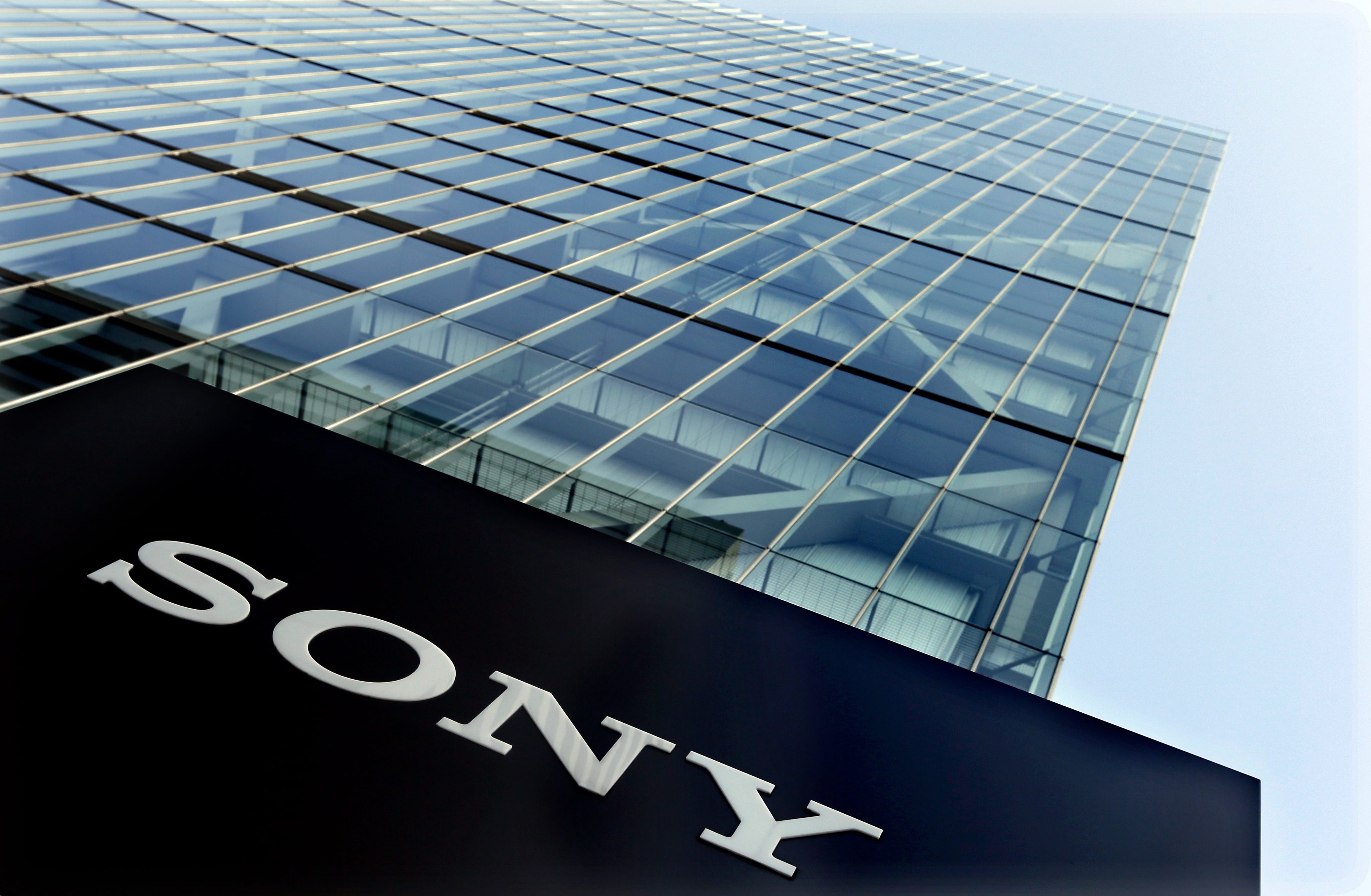Sony продава част от дела си в Olympus