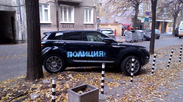 Надписаха с ”Полиция” 20 коли в центъра на София