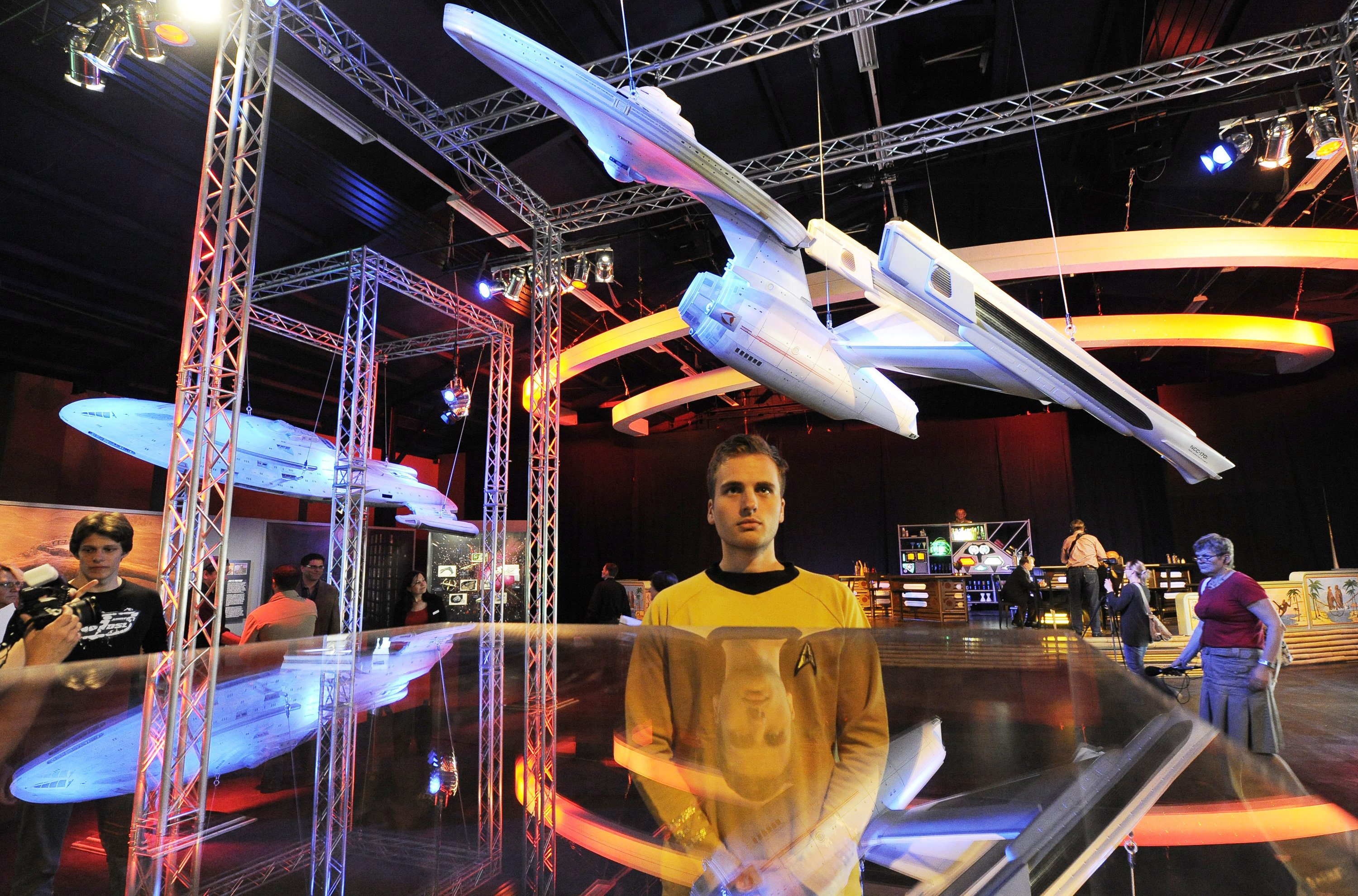 ”Стар Трек” чинове помагат на учениците