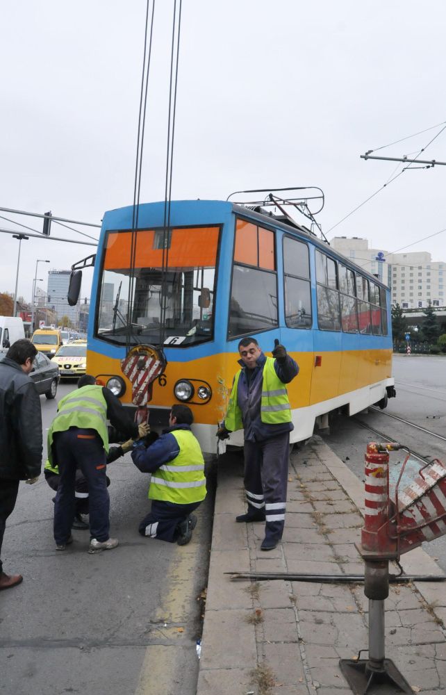 Трамвай дерайлира и блъсна друг в София, има пострадал