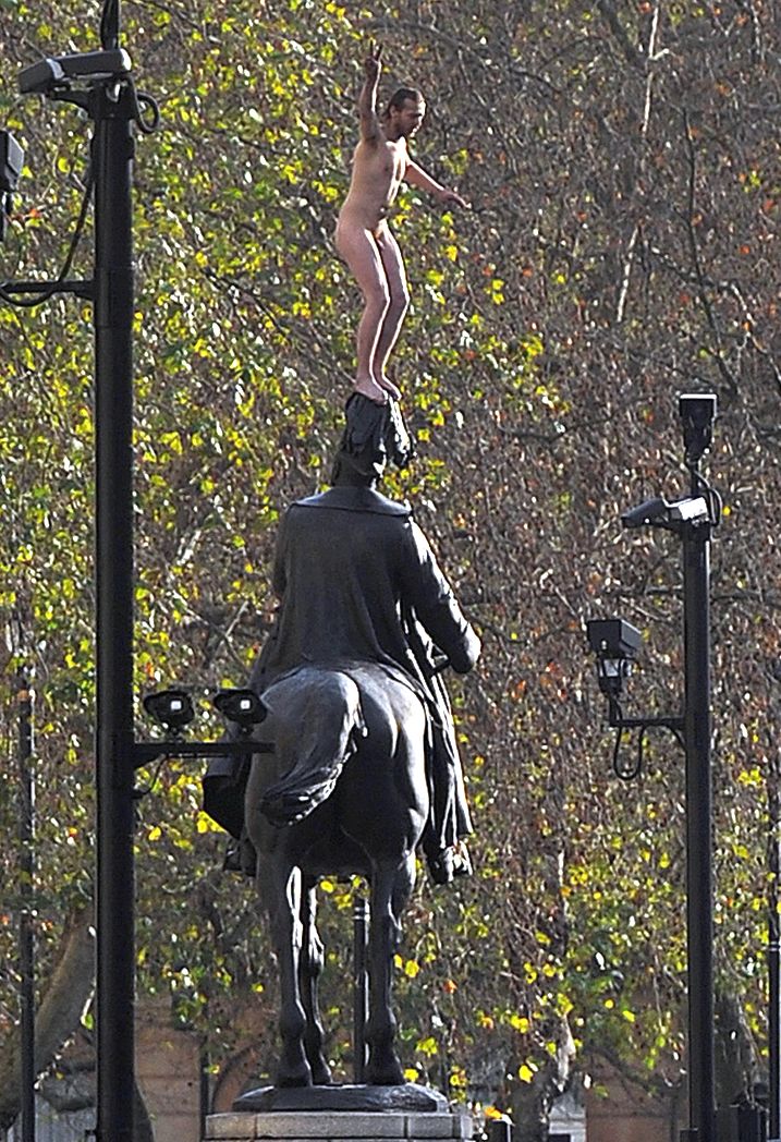 Гол мъж се качи на статуята на Херцога на Кеймбридж в Уайтхол