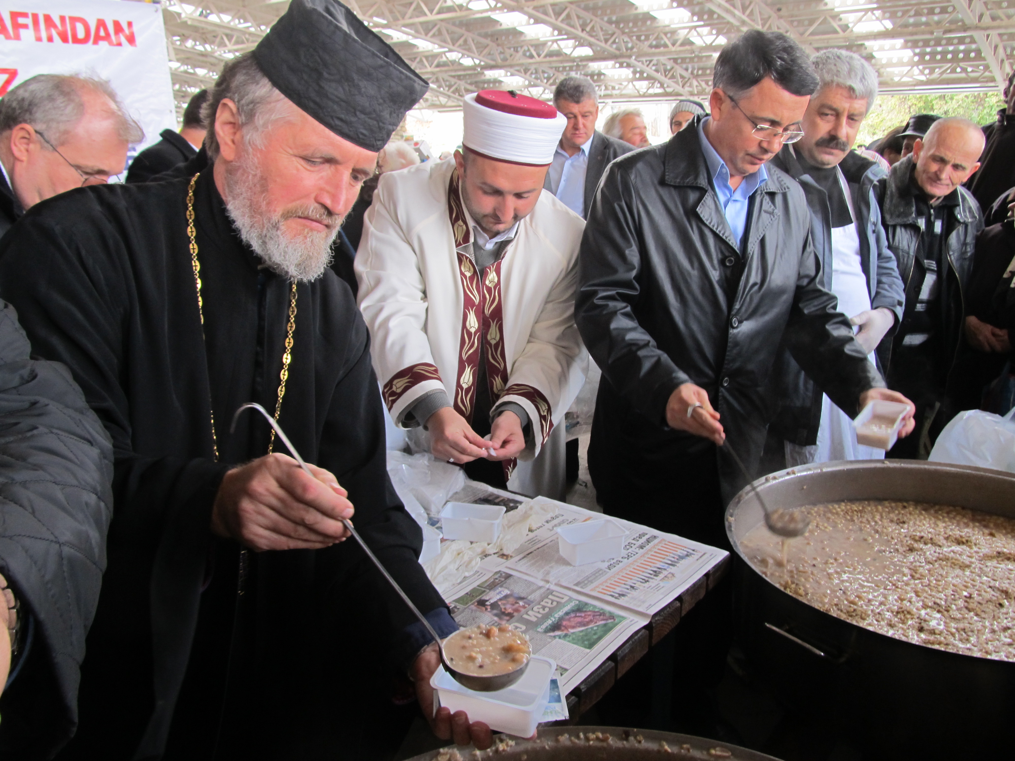 Денят Ашуре бе отбелязан за пети път в града. На събралите се в района на джамията бяха раздадени 3 000 порции ашуре