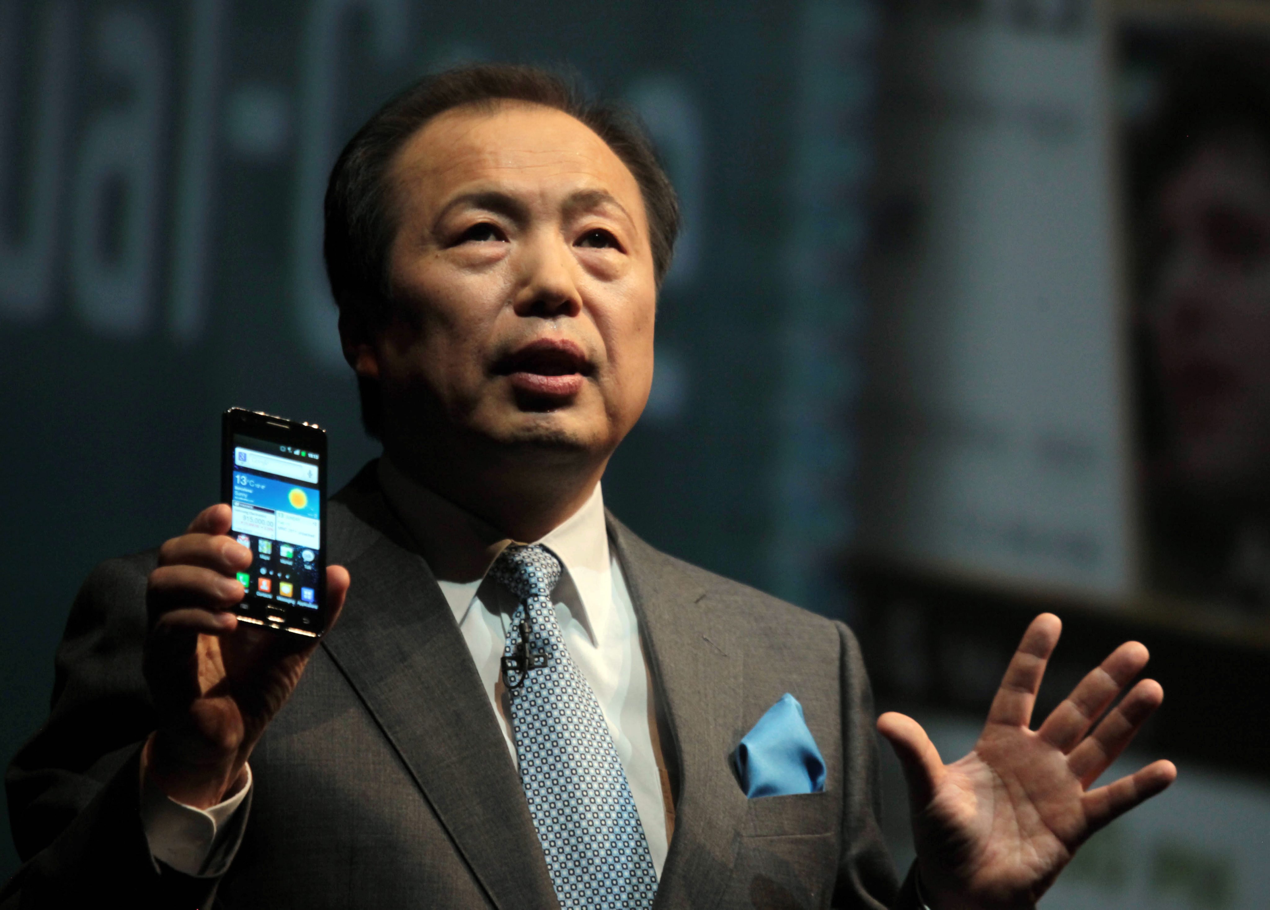 ”Samsung е много строга в плана си защита на собствените авторски права”, заяви Йонг-кун Шин