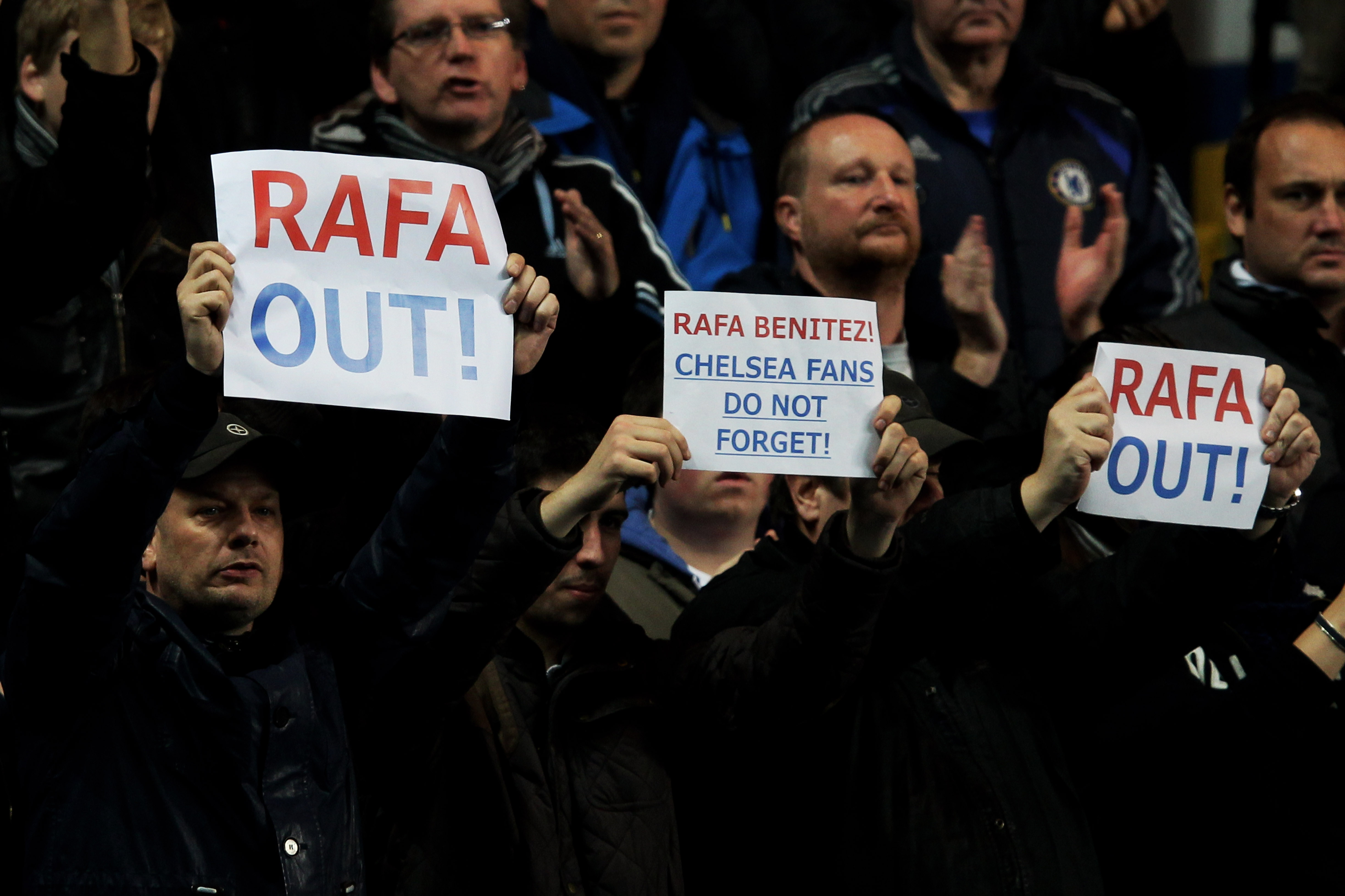 Феновете на Челси посрещнаха Бенитес с плакати ”Рафа вън!”