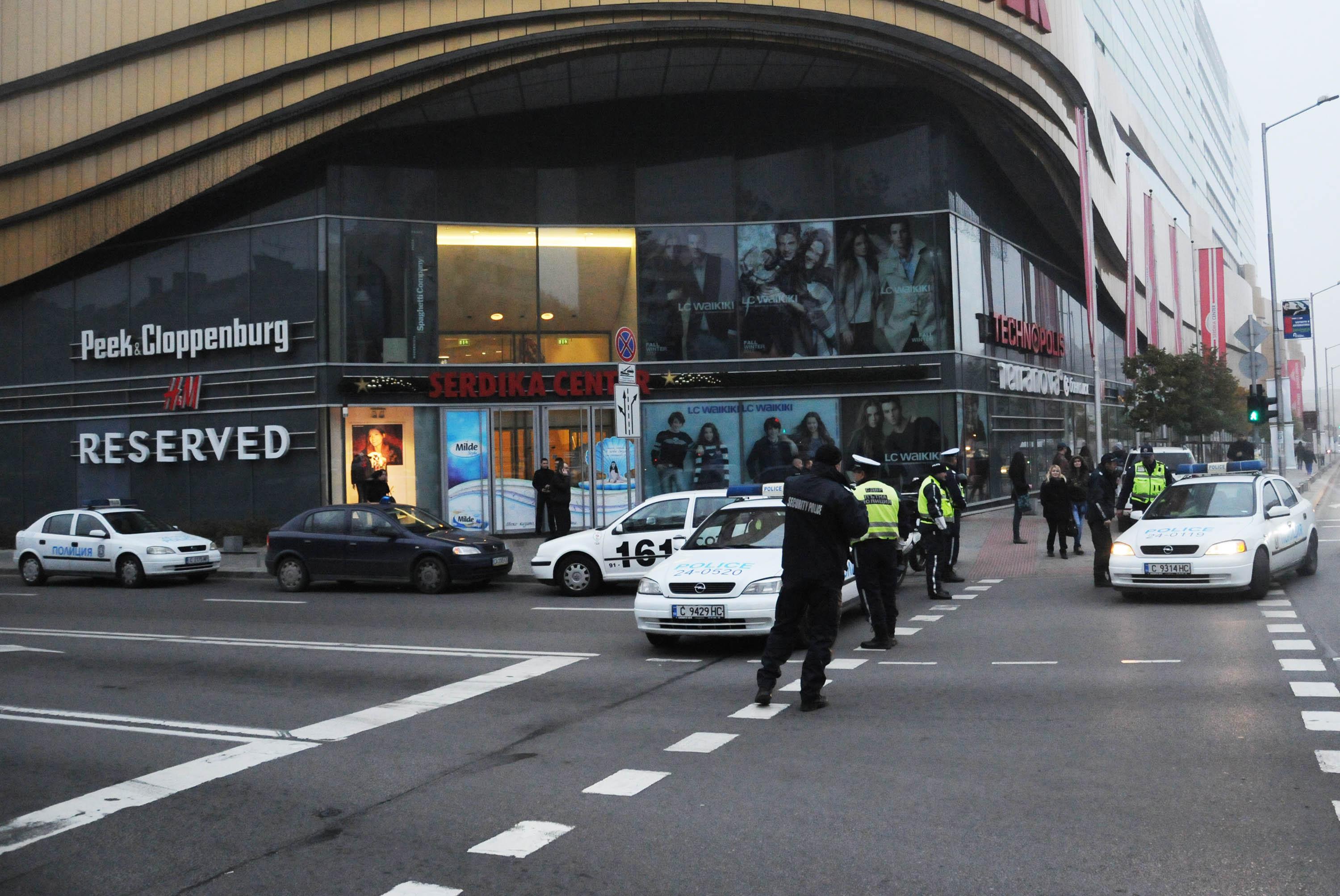 В момента полицията проверява сигнала в мол ”Сердика”