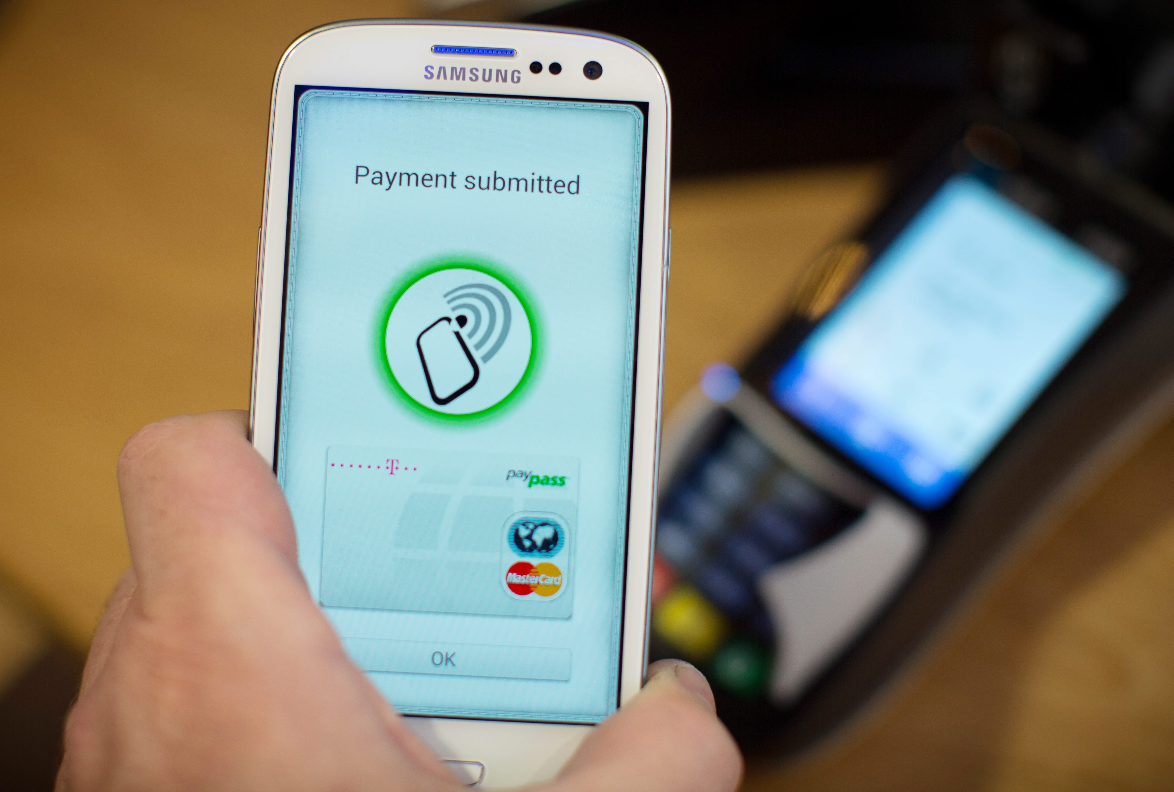 Технологията NFC се използва за безконтактни плащания с мобилни устройства