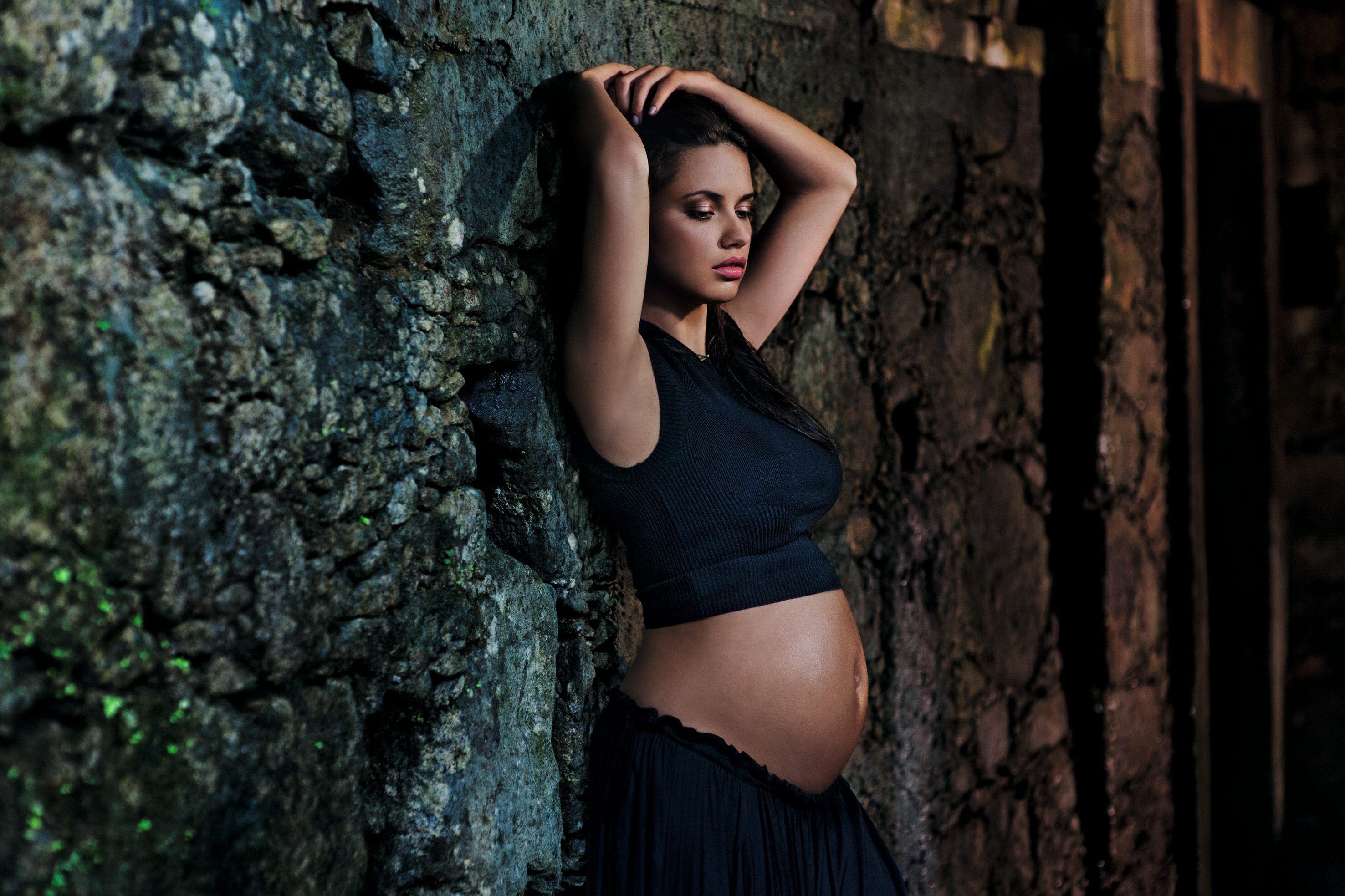 Адриана Лима показа бременно коремче в календар