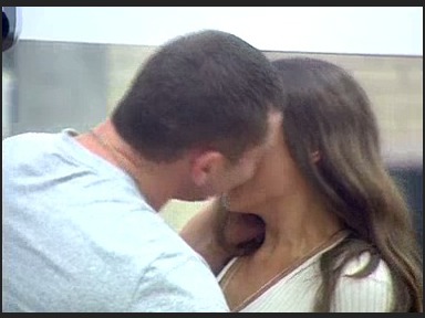 Боби целува Цеце, заради мисия на ”Big Brother”