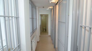 С 30 изгаряния е мъжът полят с бензин и запален