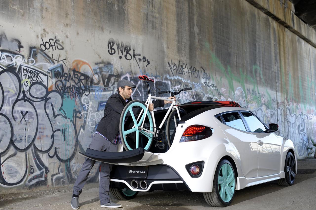 Hyundai показа Veloster без покрив (видео)
