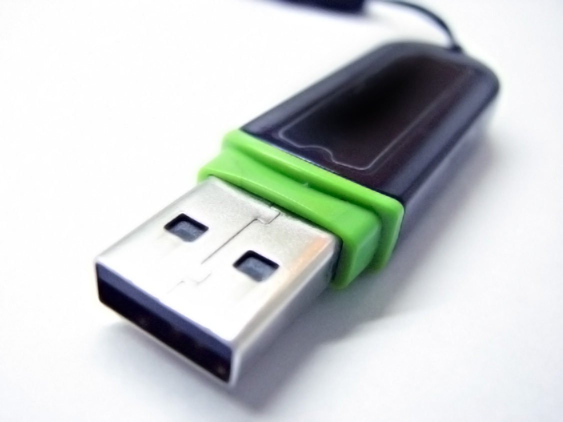 Флаш паметта навлезе масово под формата на USB памет и твърдотелни дискове (SSD)