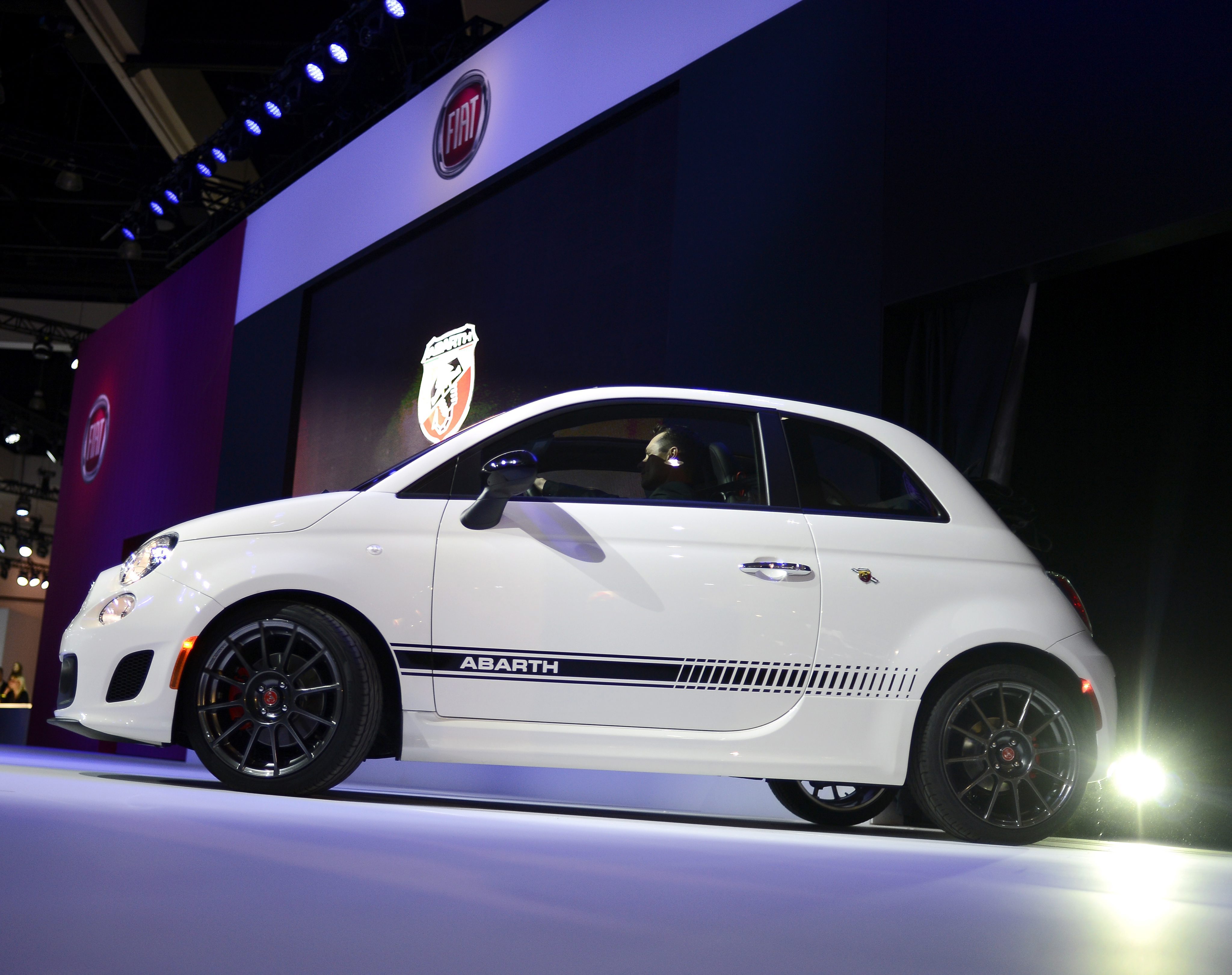 Супермодел ”топлес” в нова реклама на Fiat (видео)