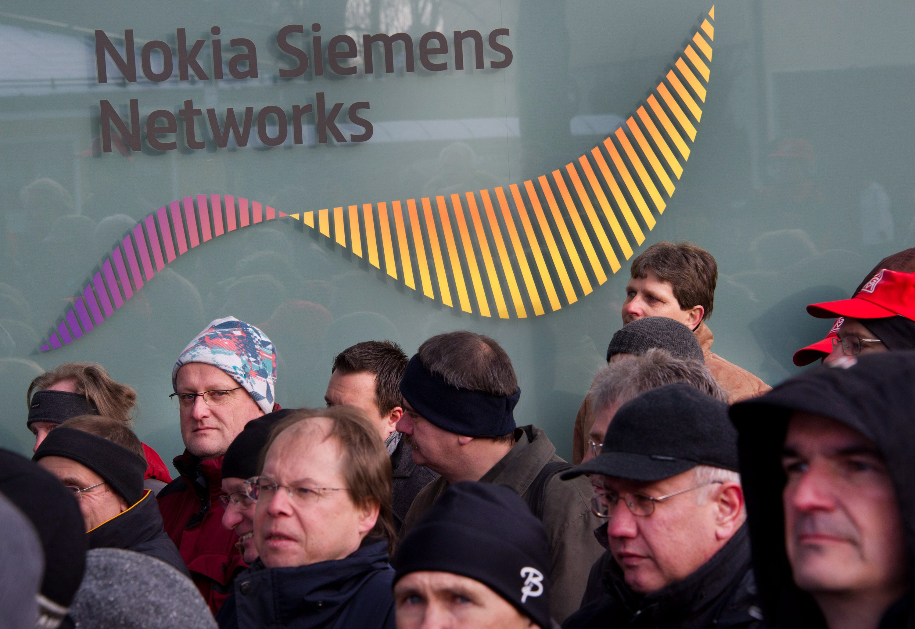 Nokia купува дела на Siemens в общия им бизнес