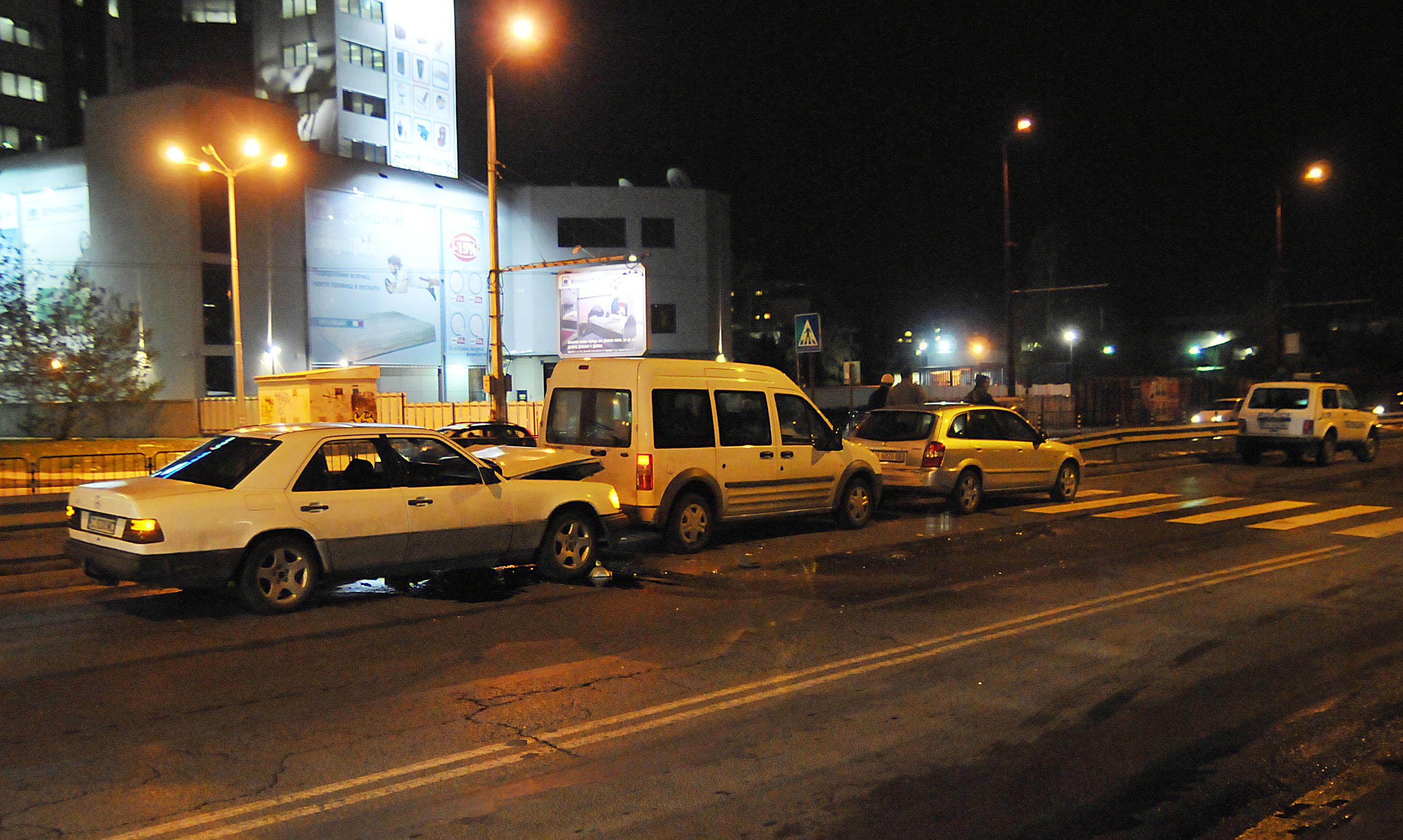 Три леки автомобила катастрофираха на пешеходна пътека в столичния квартал „Дружба”