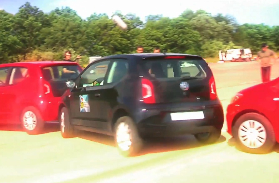 Нов световен рекорд за успоредно паркиране (видео)