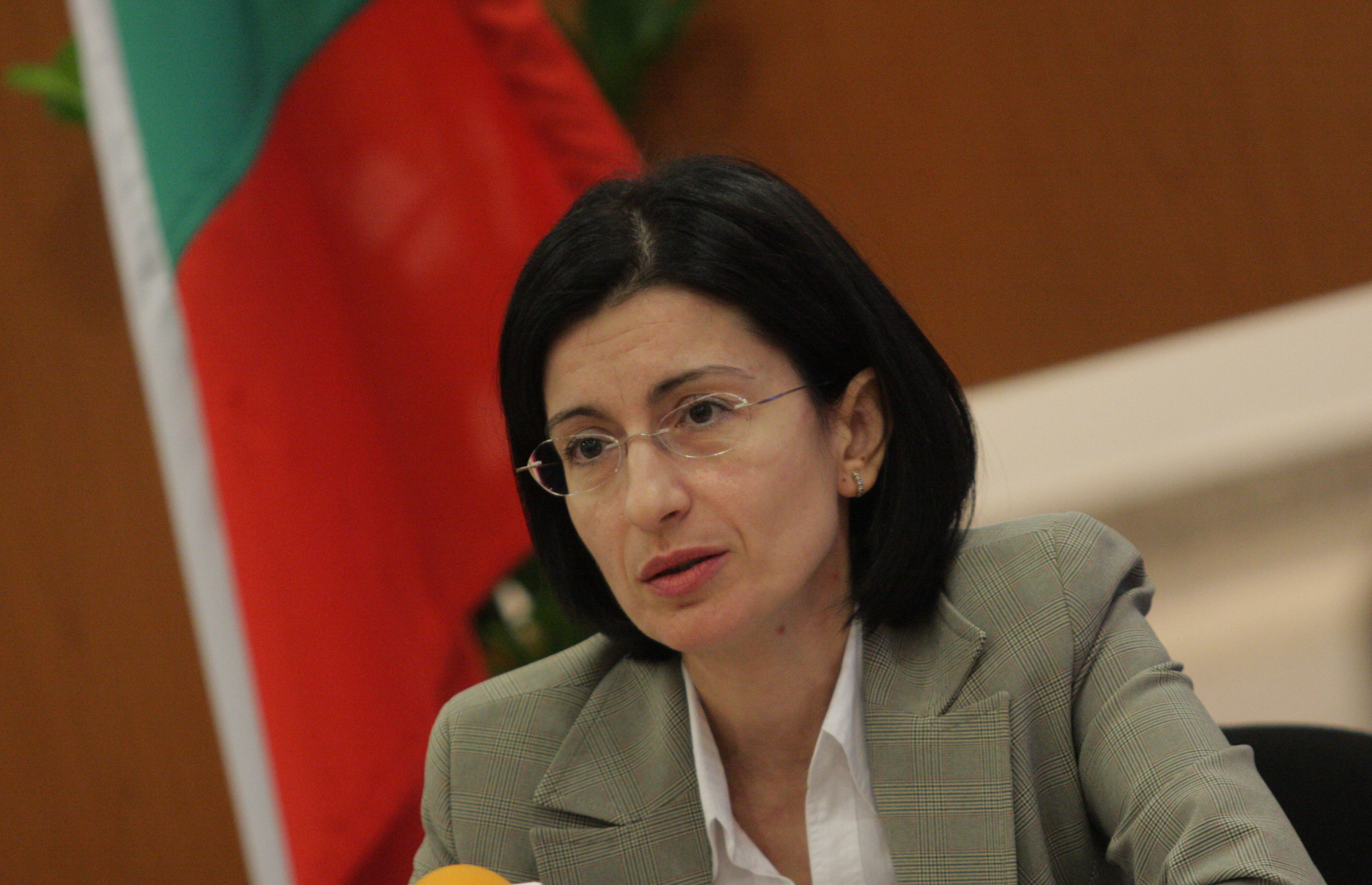 Соня Найденова призова колегите си, които предложиха смяната й, да ...