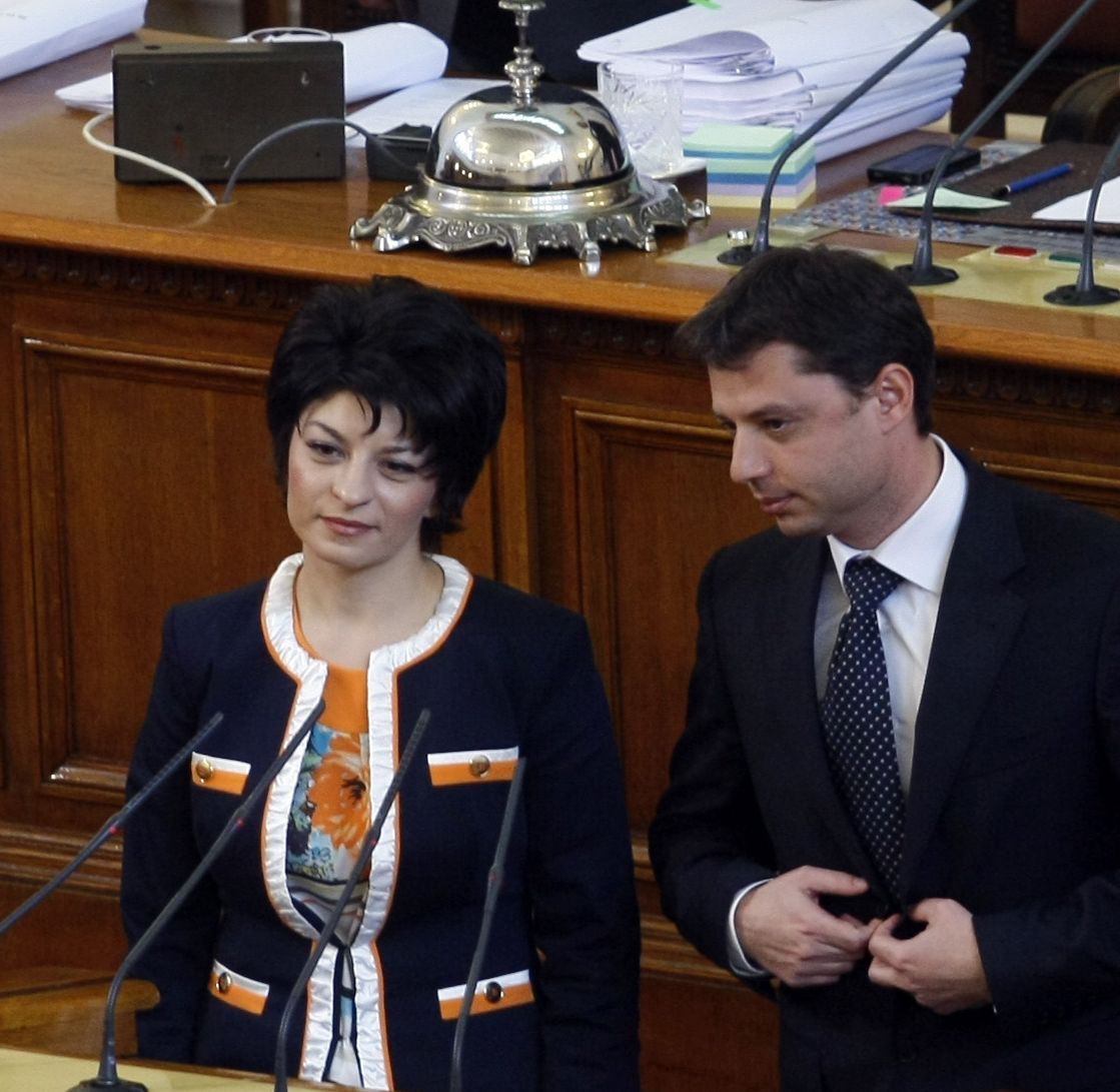 Забраната за пушене сблъска двама министри - Добрев и Атанасова