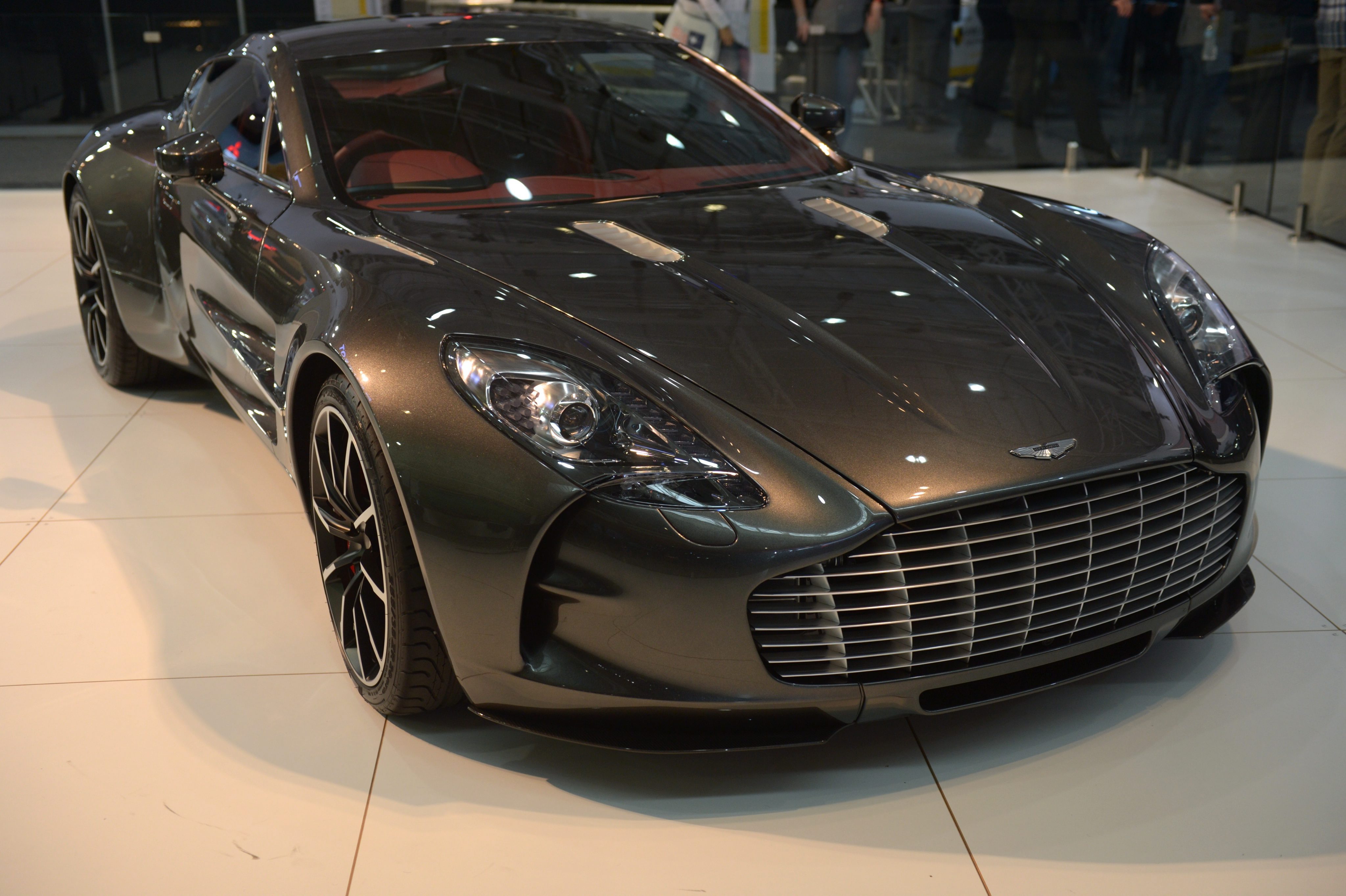 Италианци спасяват Aston Martin
