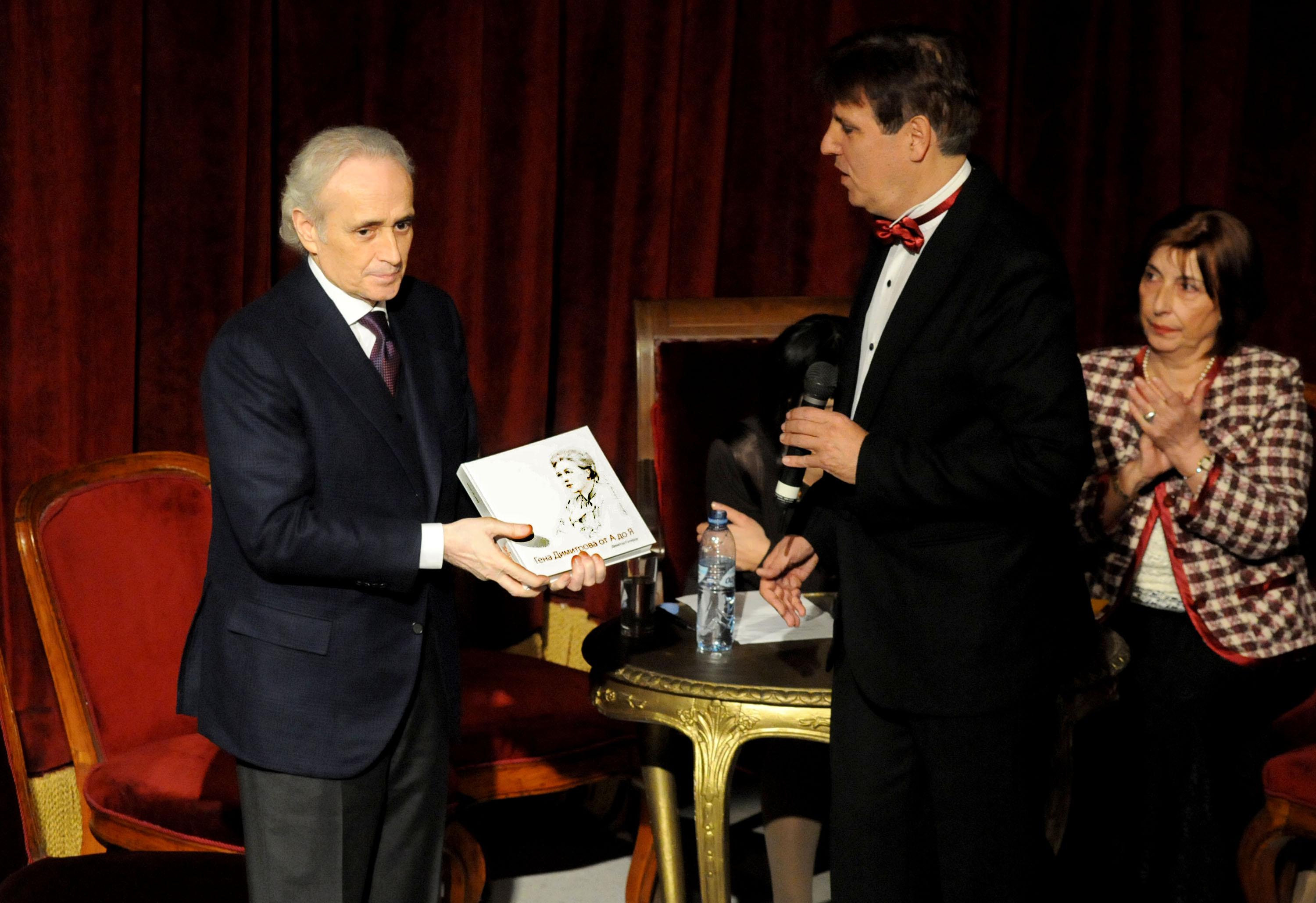 Хосе Карерас получи символичния първи брой на книгата от автора й Димитър Сотиров