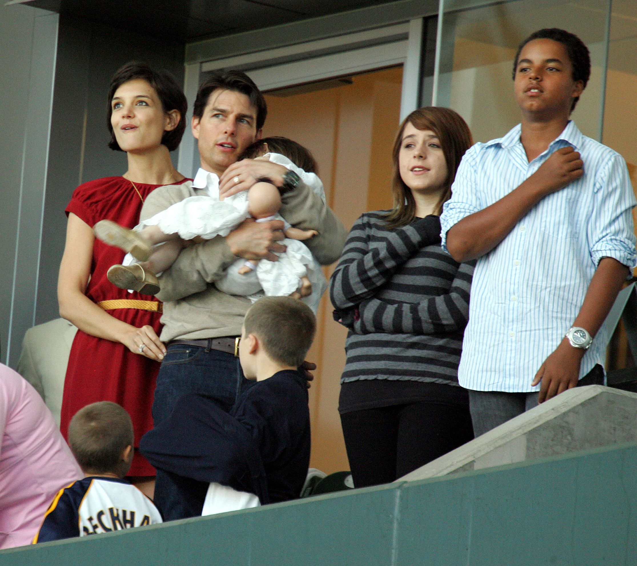Том Круз с Кейти Холмс, дъщеря си Сури и осиновената си дъщеря Изабела и осиновения си син Конър