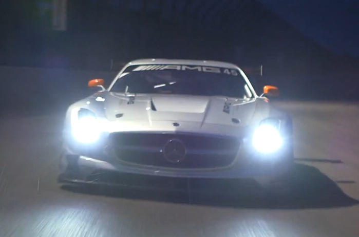 Коледно настроение с Mercedes SLS AMG GT3 (видео)