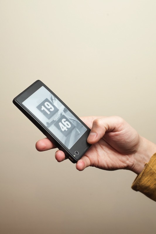 Руски смартфон с 2 дисплея излиза през декември