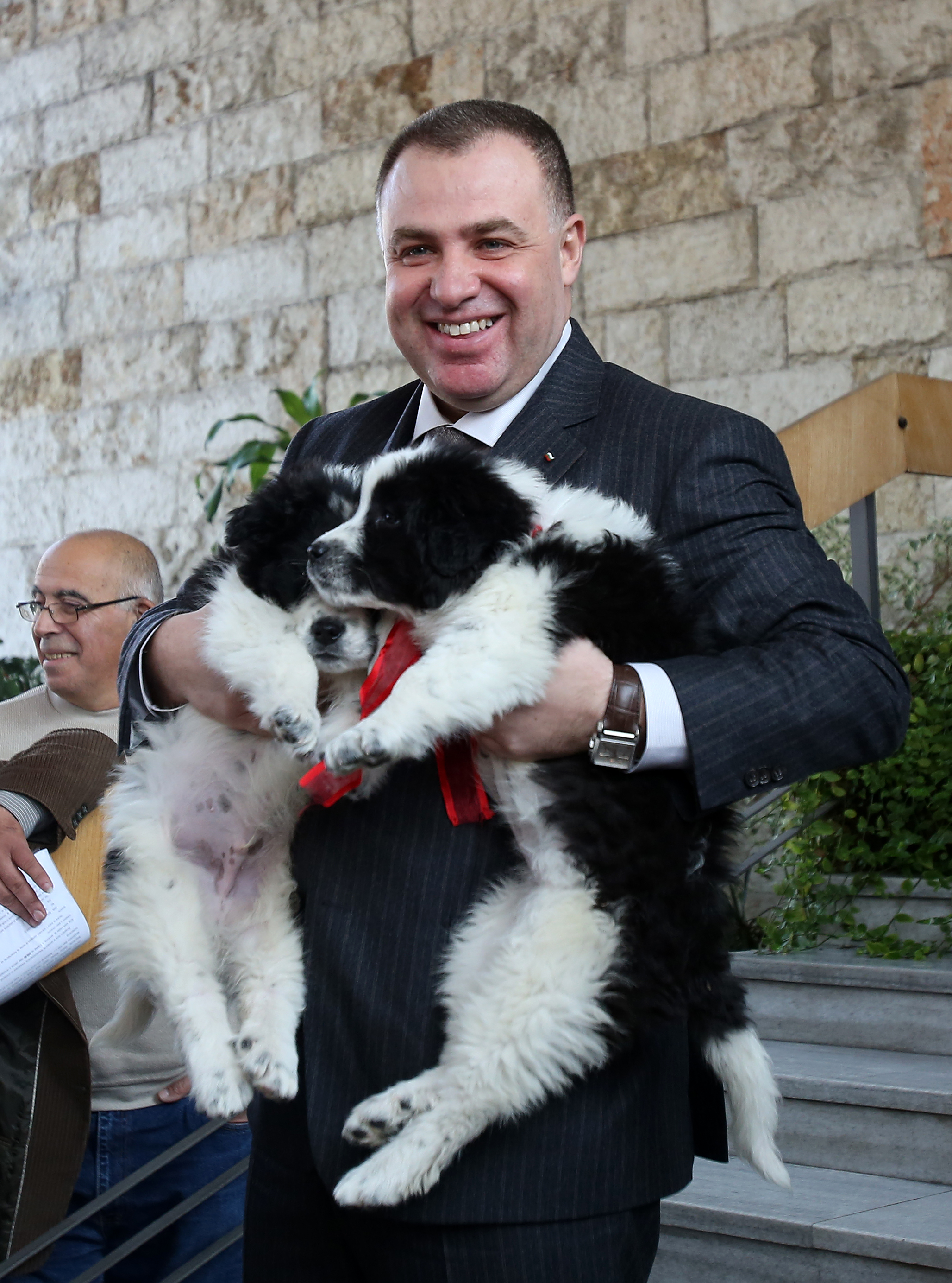 За последния си рожден ден Мирослав Найденов получи бронежилетка, две овчарски кучета и цветя