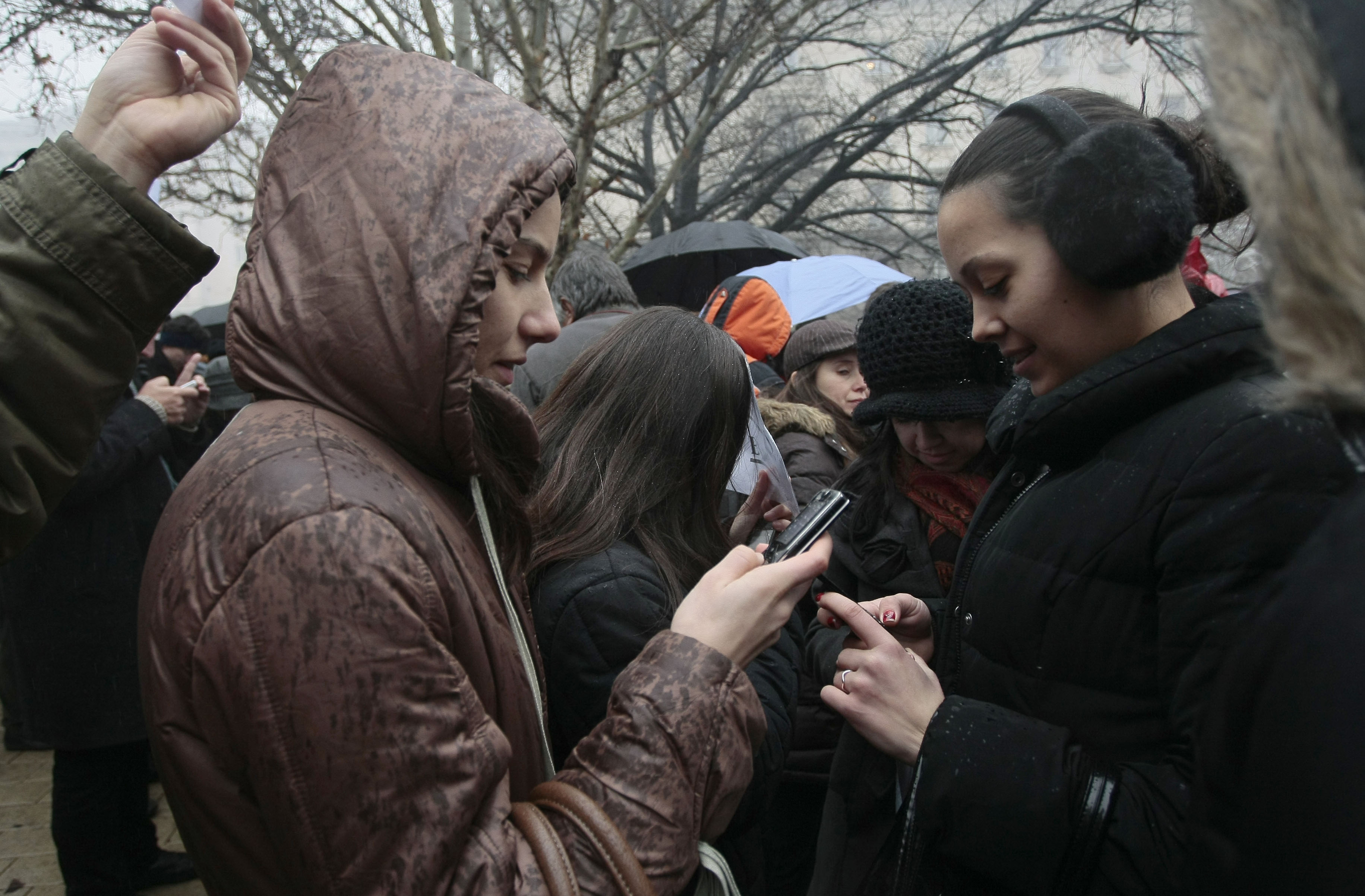 Учени атакуваха Борисов с SMS-и, почетоха ”смъртта” на министерство
